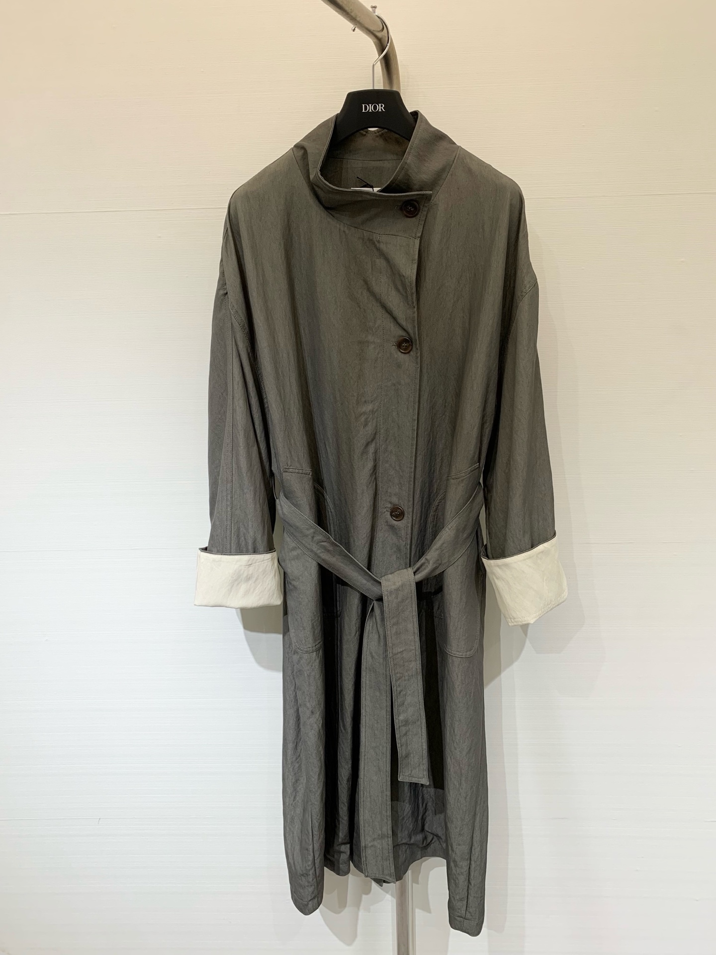 NO:454725,JILSANDER 25 autumn new style silhouette windbreaker, reverse sleeve contrast color design at a glance, back logo embellishment, loose long windbreaker rolls everything, fashionable and lazy feel~ The upper body is super white and relaxed and moderately high-end two-color sml,,jil sander,alexander wang19860909JILSANDER 25秋季新款 廓形风衣 反袖撞色设计一眼高级 后背Logo标识点缀 宽松版型的长风衣卷万物 时尚慵懒feel～ 上身超显白松弛有度的高级 两色sml,,jil sander,alexander wang,Women's clothing