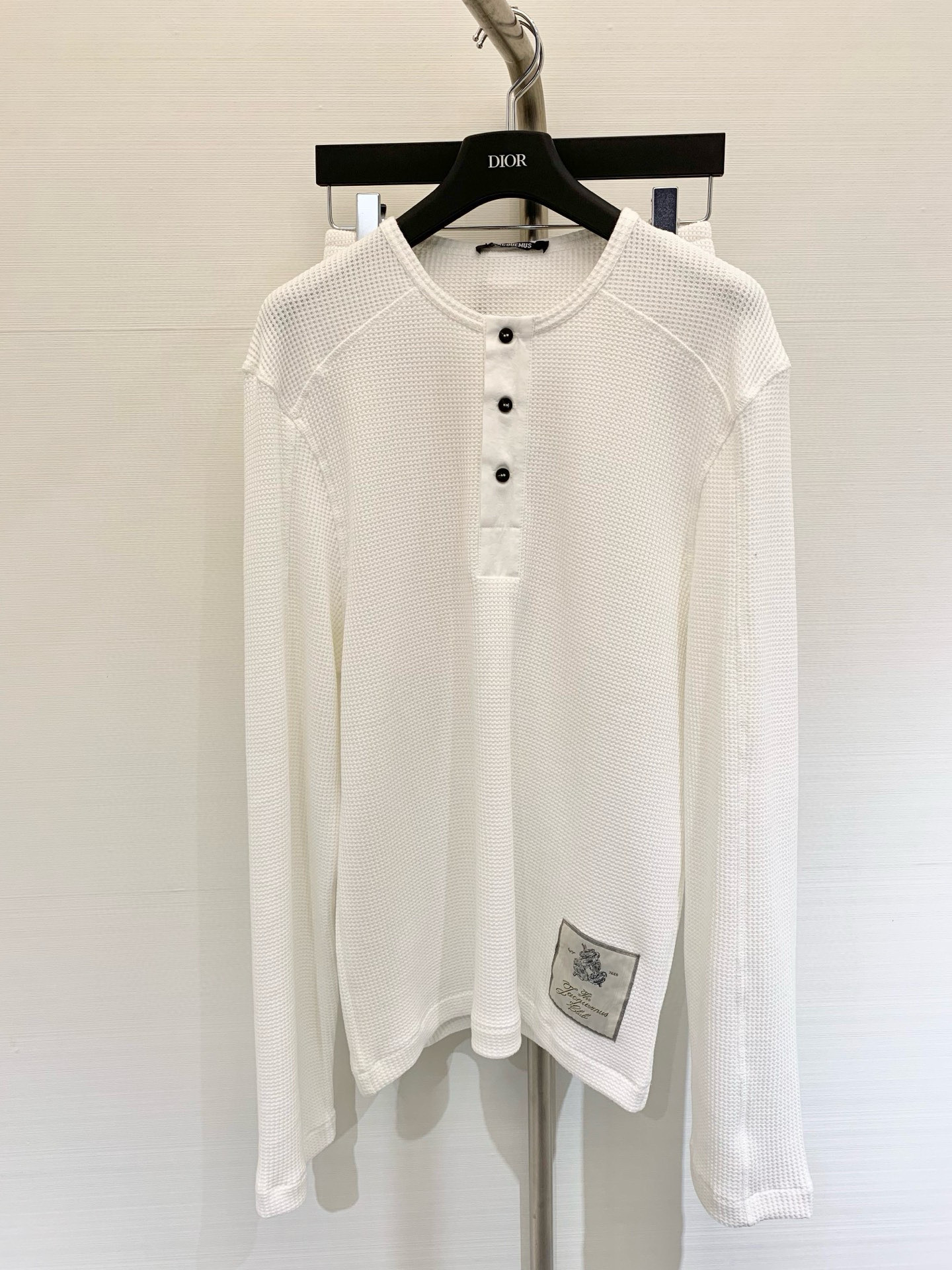 NO:454740,New summer waffle suit, long sleeves combined with shorts, show a strong Southern French holiday style, with superb thickness and texture. Customized patch nameplate, the upper body shows a lazy and comfortable style, creating a unique holiday atmosphere, Gao Kedu waffle, bag-based packaging!  Color navy, coffee, white, code number, shorts, alexander wang19860909夏季新款  华夫格套装,长袖结合短裤的搭配方式,展现了浓郁的南法度假风情,厚度和质感超群,定制贴布铭牌,上身立显慵懒舒适风格,产生独特的假日氛围,高克重华夫格,理袋包装！ 颜色藏青,咖啡,本白 码数,,shorts,alexander wang,Women's clothing