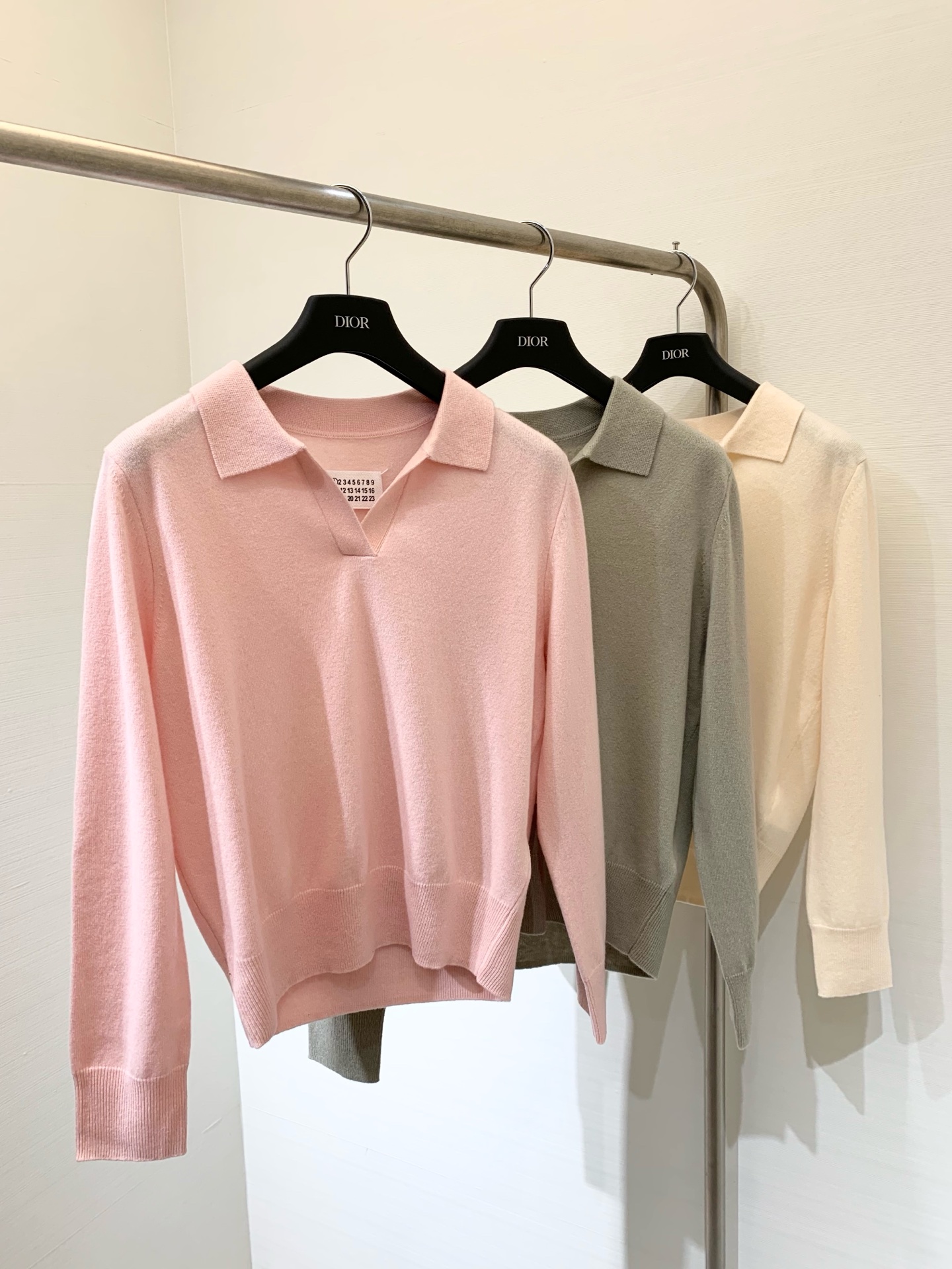 NO:454760,MM6 horse* La, early autumn new style, four-corner stitching Polo open collar sweater, long sleeves, classic four-corner stitching polo sweater, incorporating the elegance of modernism, pioneering personality, can be matched with skirts or jeans, elegant and atmospheric Three-color sml P,,masion margiela,skirts,jeans,alexander wang19860909MM6马*拉 早秋新款 四角缝线Polo开领针织衫长袖 经典四角缝线polo针织衫 融入现代派的优雅风范 先锋的个性 可配搭裙装或牛仔裤 优雅大气 三色sml P,,masion margiela,skirts,jeans,alexander wang,Women's clothing