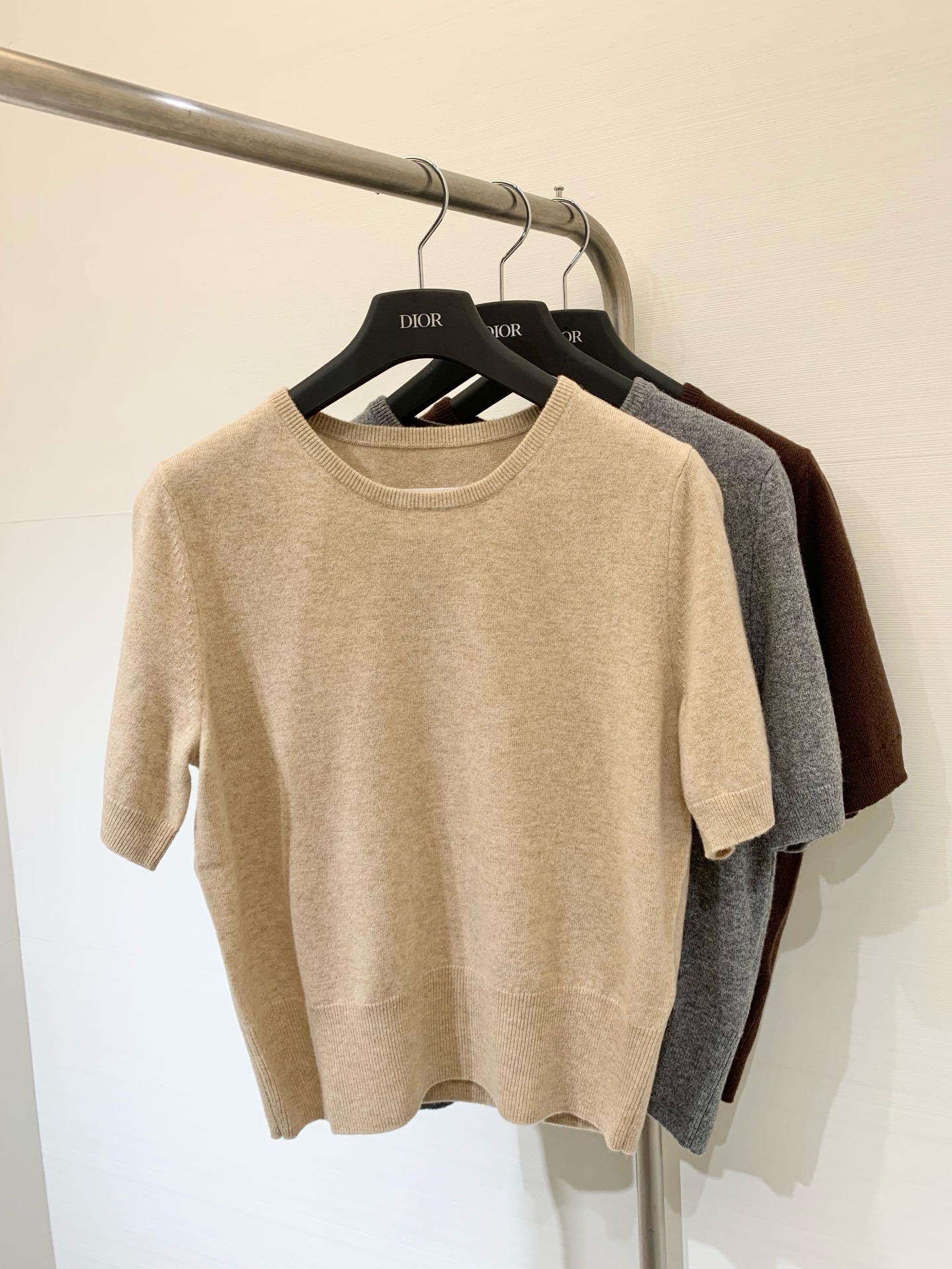 NO:454772,MM6 early autumn new style, four-corner stitching round neck knitted short sleeves, yb custom wool, classic four-corner stitching sweater, incorporating the elegance of modernism, pioneering personality, can be matched with skirts or jeans, elegant and atmospheric three-color sml,,masion margiela,skirts,jeans,T-shirt,alexander wang19860909MM6 早秋新款 四角缝线圆领针织短袖 yb定制绵羊毛 经典四角缝线针织衫 融入现代派的优雅风范 先锋的个性 可配搭裙装或牛仔裤 优雅大气 三色sml,,masion margiela,skirts,jeans,T-shirt,alexander wang,Women's clothing