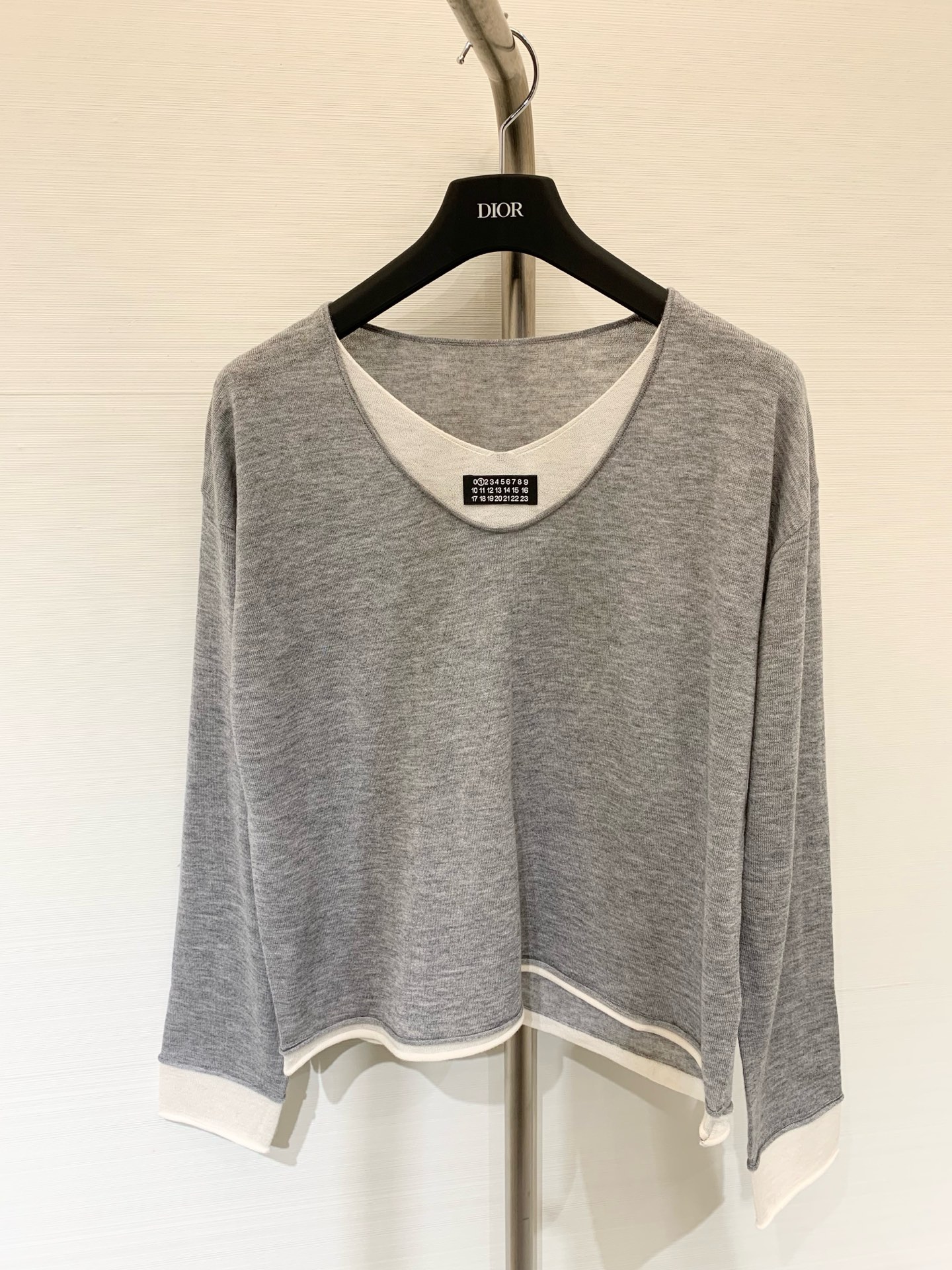 NO:454746,MM6 25 autumn and winter new product, fake two-piece logo letter knitted long sleeves, color matching atmosphere is really amazing, loose H-shaped upper body to modify the body line proportion, visual effect is super perfect, the texture as thin as a cicada wing is very suitable for early autumn, soft and comfortable, two-color sml,,masion margiela,alexander wang19860909MM6 25秋冬新品 假两件徽标字母针织长袖 配色氛围感真的绝绝子 宽松H版型上身修饰身线比例 视觉效果超完美 薄如蝉翼的质感非常适合初秋 柔软舒适 两色sml,,masion margiela,alexander wang,Women's clothing