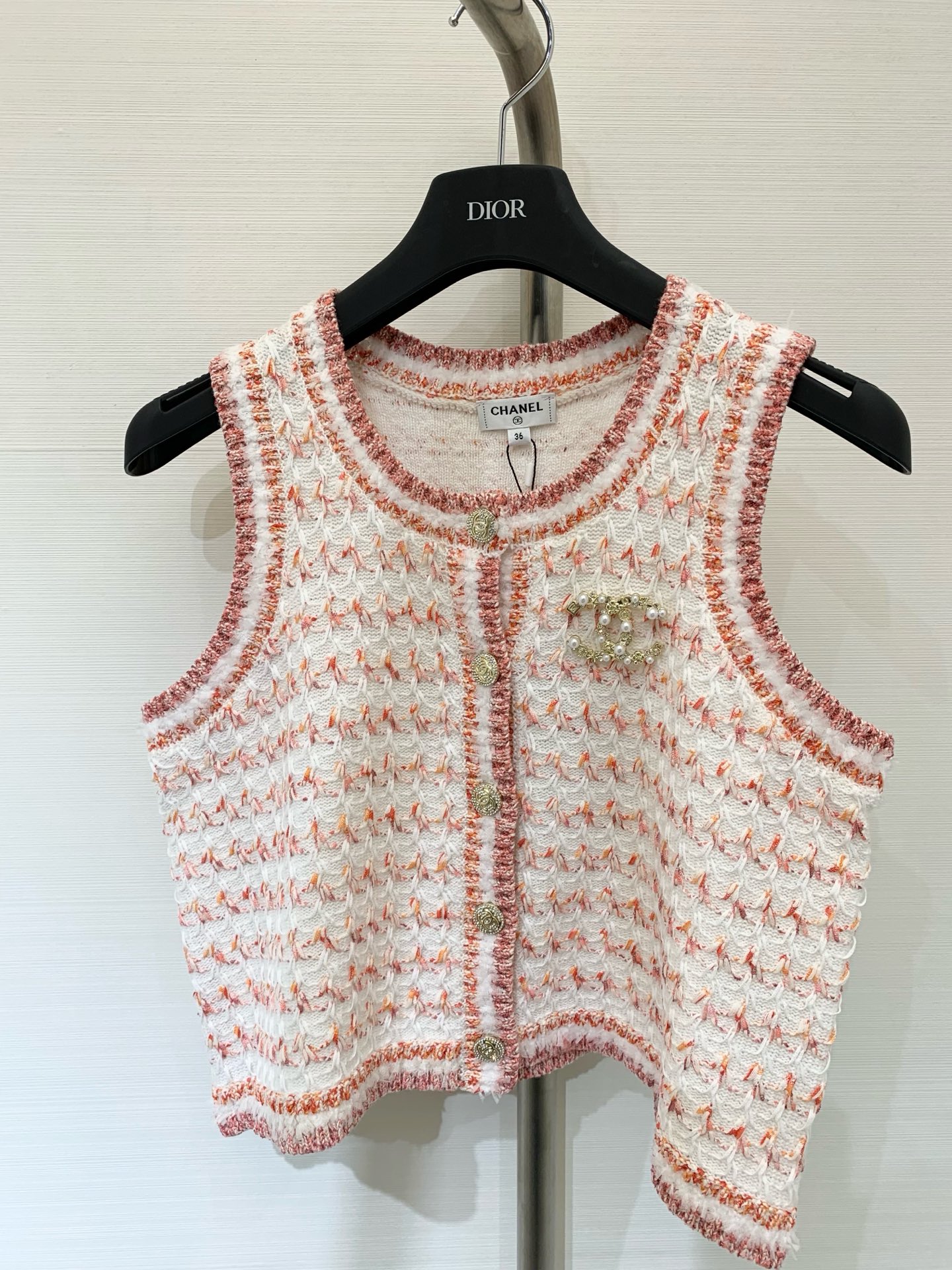 NO:455369,Chanel 25 summer new style, handmade knitted vest cardigan, pink and white woven fabric has a thick tweed texture, contrasting color piping outlines neatly, sweet but not greasy, metal buttons + double C mark, weld the noble to the body, sleeveless design is suitable for layering, single wear with skirts, sml, chanel, skirts, alexander wang19860909Chanel 25夏季新款 手工坊针织背心开衫 粉白编织面料自带粗花呢质感 撞色滚边勾勒利落轮廓 甜而不腻 金属纽扣+双C标 把贵气焊在身上 无袖设计适配叠穿 单穿配裙装也超绝sml,,chanel,skirts,alexander wang,Women's clothing