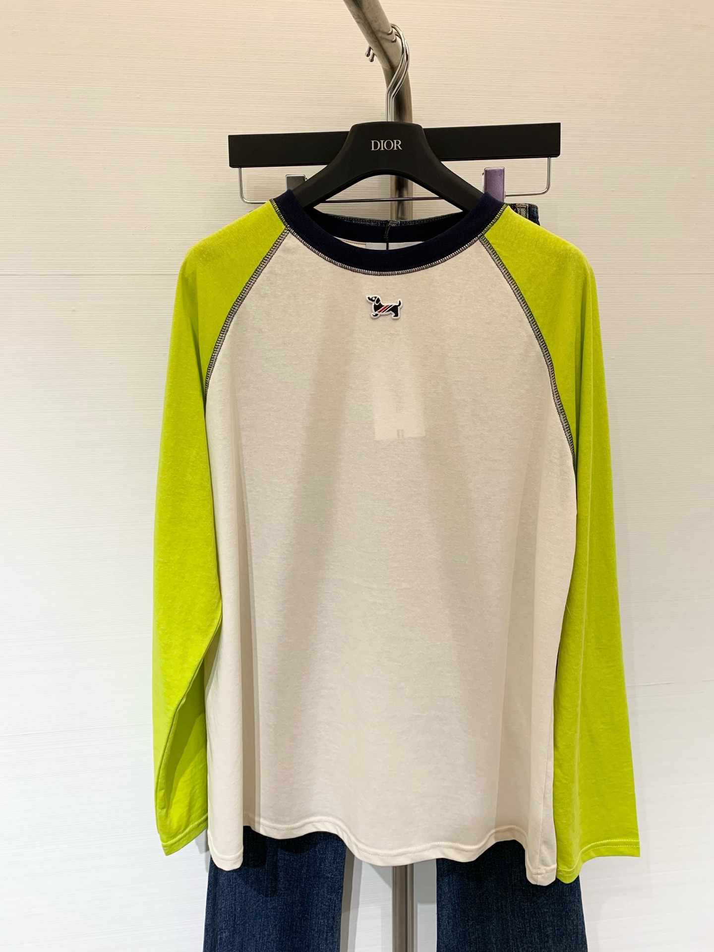 NO:456630,TB design sense color-blocking ragdoll sleeves loose long sleeves, puppy three-dimensional jacquard pattern craftsmanship, contrasting color round leader, very casual feeling, two color numbers sml,,alexander wang19860909TB 设计感拼色插肩袖宽松长袖 胸前小狗立体提花图案工艺 撞色圆领袖子 休闲感很足 两色号sml,,alexander wang,Women's clothing