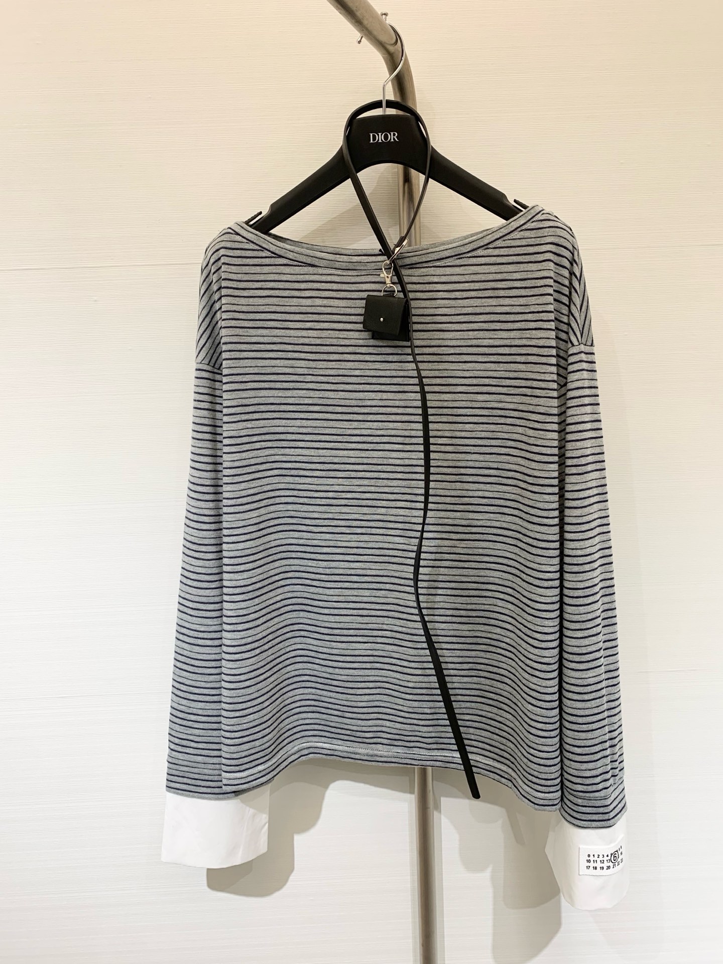 NO:456640,New autumn style, waist bag, micro-mark striped long sleeves, contrasting color hand sleeve design, embellished with classic digital logo, fine slit inside and outside, full of texture, two colors and two codes,,alexander wang19860909秋季新款 配腰包 微标条纹长袖 撞色手袖设计 点缀经典数字徽标 里外精细缝盘工艺质感满满 两色两个码,,alexander wang,Women's clothing