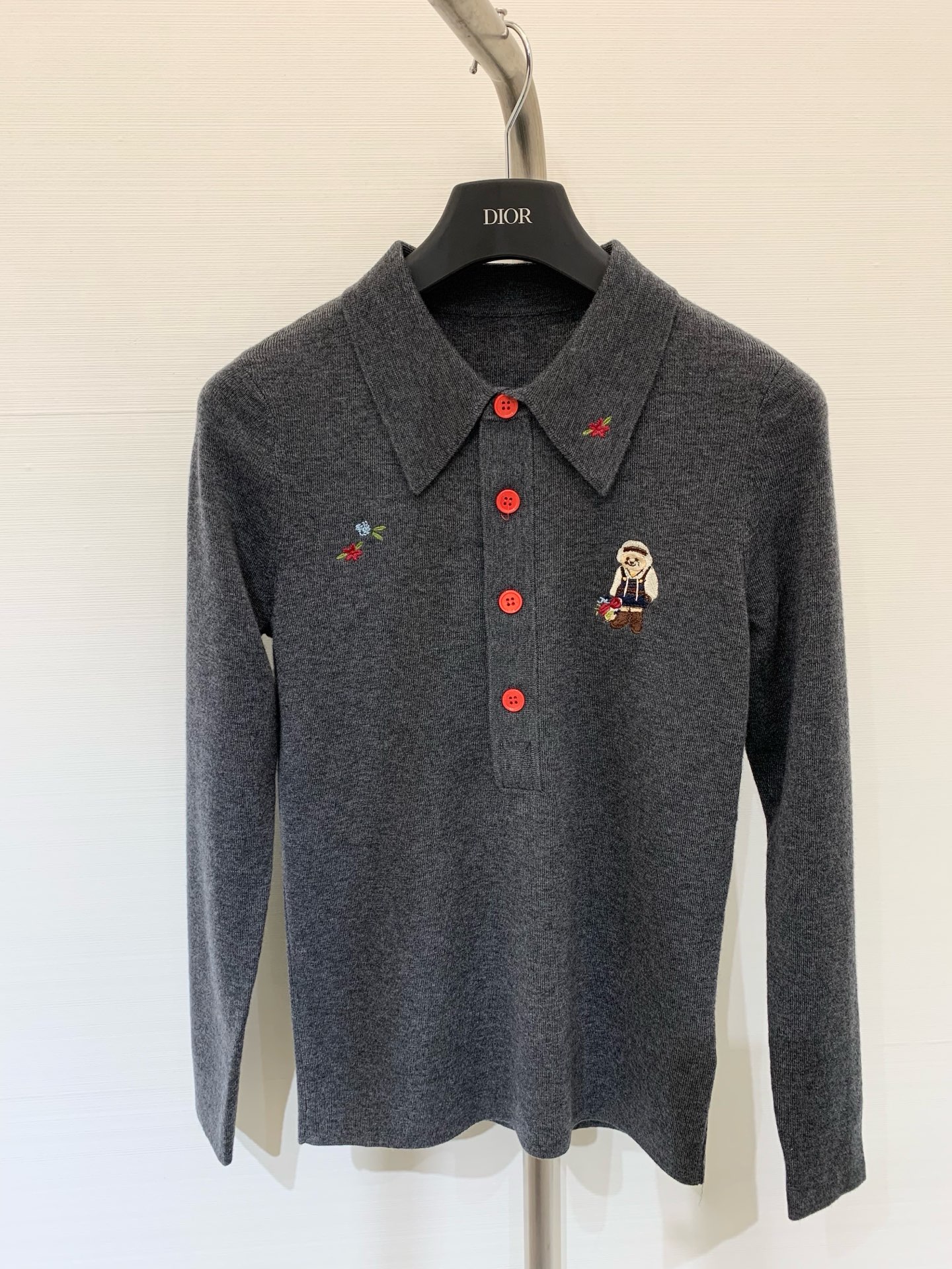 NO:456650,Ralph Lauren 25 early autumn new style, vibrant and age-reducing embroidery polo shirt, bear embroidery, child-friendly and cute, red button contrasting color hin, bright and eye-catching fabric, skin-friendly and breathable, and very comfortable, the shoulder-shaped style is simple and neat~ Two-color SML,,loro piano,alexander wang19860909Ralph Lauren 25早秋新款 元气减龄的刺绣polo衫 小熊刺绣童趣可爱 红色纽扣撞色hin亮眼 面料亲肤透气菲常舒服 正肩版型简单利落～ 两色SML,,loro piana,alexander wang,Women's clothing