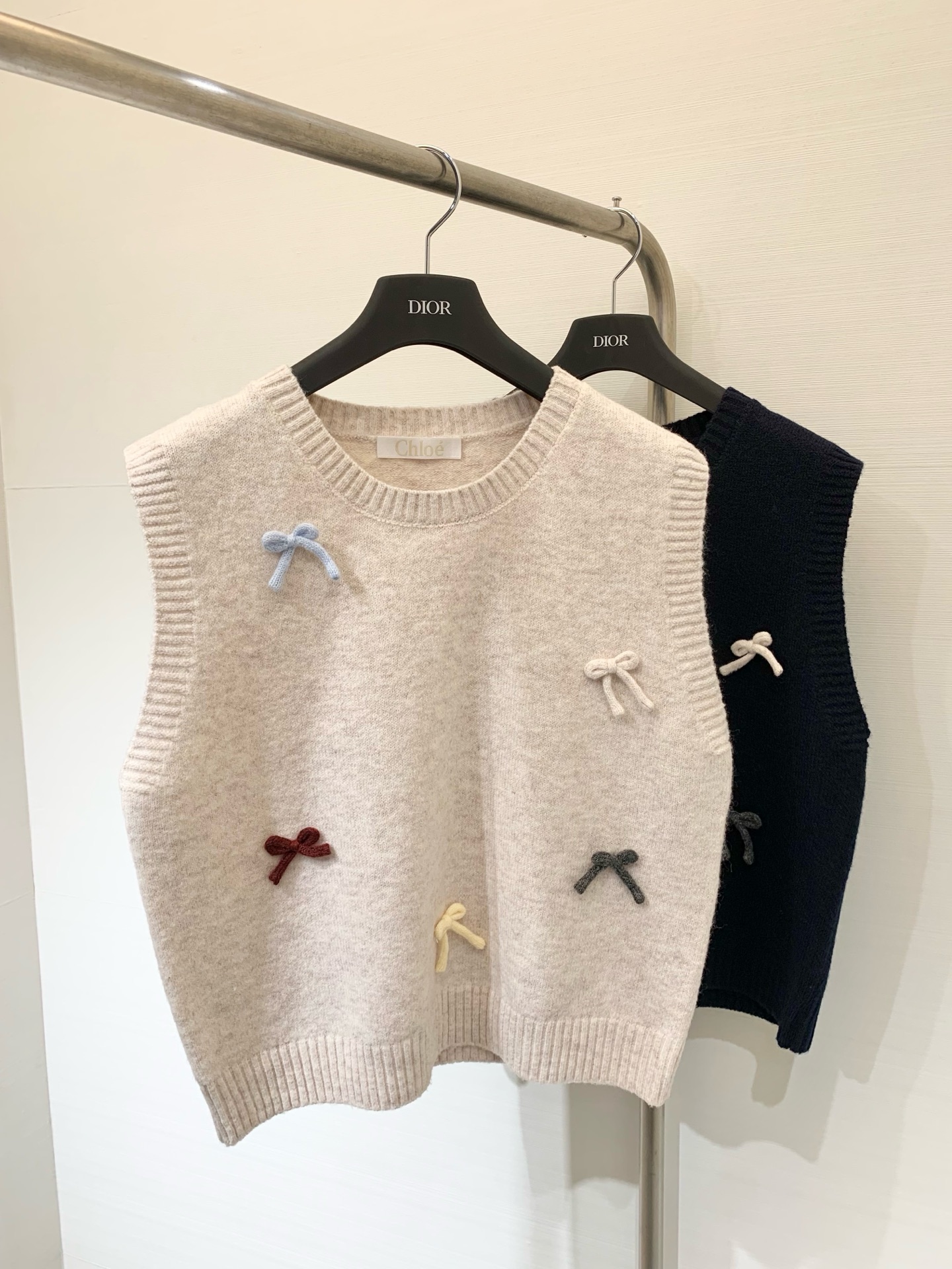 NO:457965,Chloe 25 early autumn new style, handmade bow knitted vest, colorful bow round neck design, age-reducing artifact, commuting stacking, two-color SML,, chloe, loewe, alexander wang19860909Chloe 25早秋新款 手工蝴蝶结针织马甲 彩色蝴蝶结圆领设计 减龄神器 通勤叠搭都可以 两色SML,,chloe,loewe,alexander wang,Women's clothing