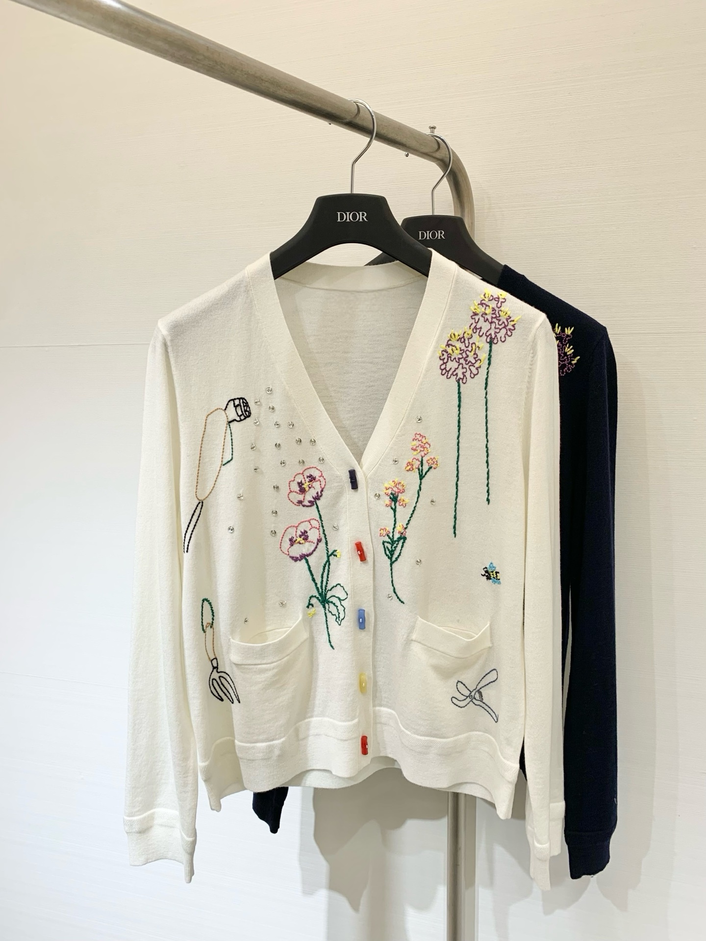 NO:457977,MUVEIL 2025 Summer Series Heavy Industry Embroidery Pattern V-neck Knit Cardigan Full of Romantic Ambience Dandelion Print Delicate and Realistic Whether it is daily going out or participating in special events This series can easily become the focus Two-color smlP, loro piano, alexander wang19860909MUVEIL 2025 夏季系列 重工绣花图案V领针织开衫 满溢浪漫氛围 蒲公英印花 细腻逼真 无论是日常出街 还是参加特别活动 这个系列都能轻松成为焦点 两色smlP,,loro piana,alexander wang,Women's clothing