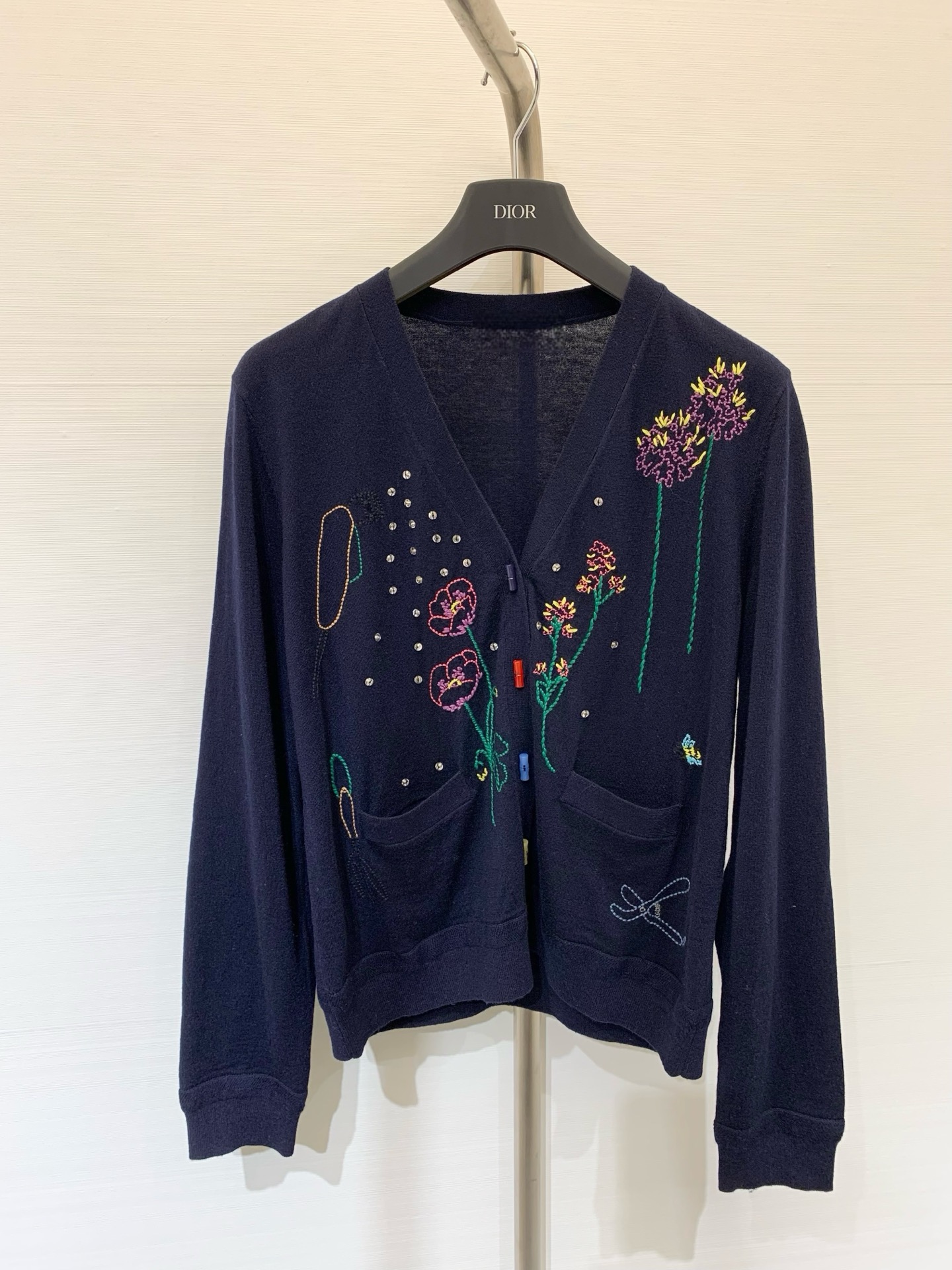 NO:457989,MUVEIL 2025 Summer Series Heavy Industry Embroidery Pattern V-neck Knit Cardigan Full of Romantic Ambience Dandelion Print Delicate and Realistic Whether it is daily going out or participating in special events This series can easily become the focus Two-color sml, alexander wang19860909MUVEIL 2025 夏季系列 重工绣花图案V领针织开衫 满溢浪漫氛围 蒲公英印花 细腻逼真 无论是日常出街 还是参加特别活动 这个系列都能轻松成为焦点 两色sml,,alexander wang,Women's clothing