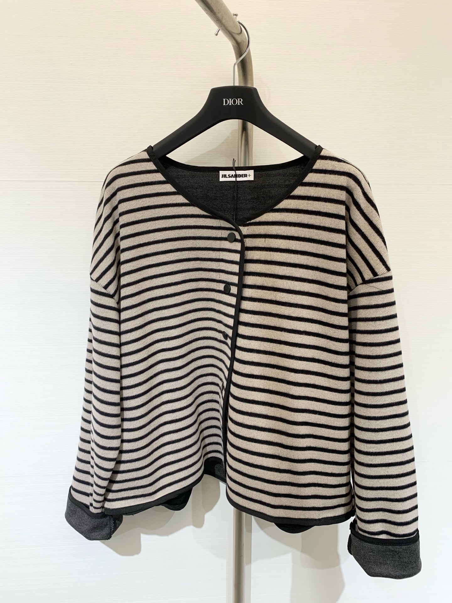 NO:458001,JILSANDER Autumn new style retro striped sweater cardigan dress is different｜Soft and comfortable, loose style is very lazy, it looks good with pants and skirts. Two-color sml, jil sander, skirts, sweaters, alexander wang19860909JILSANDER 秋季新款 复古条纹毛衣开衫 穿搭不重样｜软糯舒适 宽松版型慵懒感十足 搭配裤子裙子都好看 两色sml,,jil sander,skirts,sweaters,alexander wang,Women's clothing