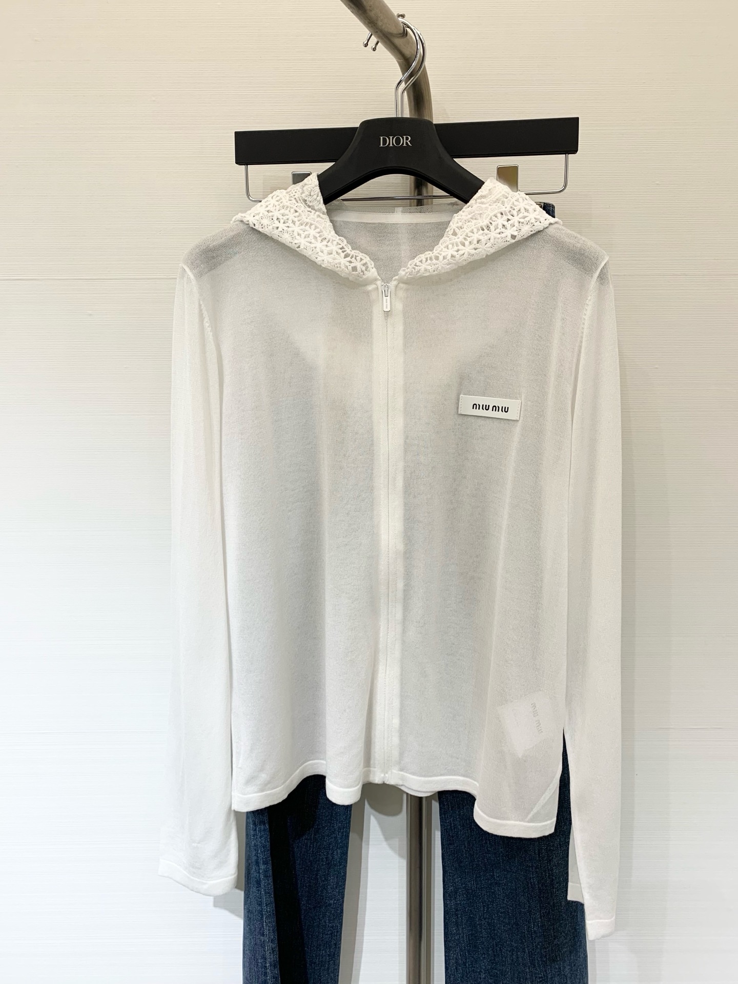 NO:457949,MIUMI* Autumn new style lace hat long-sleeved T-shirt letter micro-marked lace hat design Pure style ceiling Not tight on top of the body The length design is just right The autumn can be matched with two colors SML,,miumiu,tees,t-shirt,hats,alexander wang19860909MIUMI* 秋季新款 蕾丝帽长袖T恤 字母微标拼蕾丝帽设计 纯欲风的天花板 上身不紧绷 长度设计恰到好处 秋季可外搭 两色SML,,miumiu,tees，t-shirt,hats,alexander wang,Women's clothing