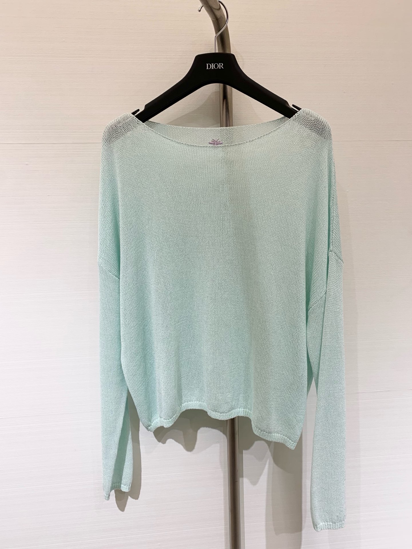 NO:457985,Dior and paper cotton knitted sweater blouse is interwoven with Japanese fancy and paper cotton yarn. It is called 'breathing fiber'. Loose and breathable. Draped and stylish, comfortable and breathable. The ultimate wearing experience. sml,,dior,alexander wang.19860909Dior 和纸棉针织衫罩衫 采用日本花式和纸棉纱交织 被称为“会呼吸的纤维” 疏松透气 垂坠有型舒适透气 极致的穿着体验 sml,,dior,alexander wang,Women's clothing