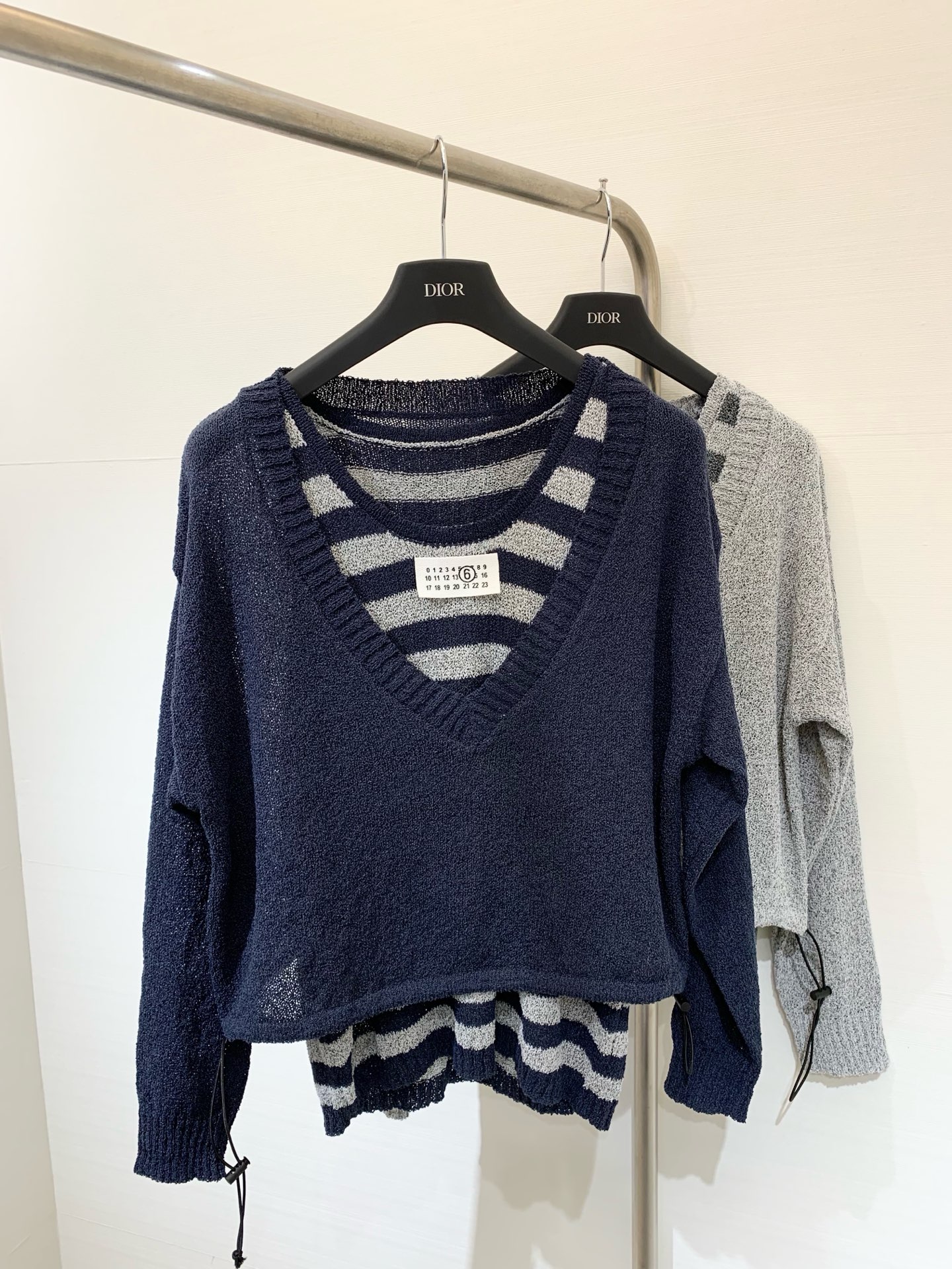 NO:457997,,210MM6 25 early autumn new style, two-piece set of woven striped vests, loose fit, slimming and age-reducing, striped vest deep collar, long sleeves, real two-piece design, contrasting color effect is very high-end and atmospheric, and the sense of casualness is very good. Two-color SM,,masion margiela,alexander wang19860909,210MM6 25早秋新款 圈圈纱条纹背心两件套 宽松版型显瘦减龄 条纹背心深领长袖真两件设计 撞色效果非常高级大气 休闲感很足 两色SM,,masion margiela,alexander wang,Women's clothing