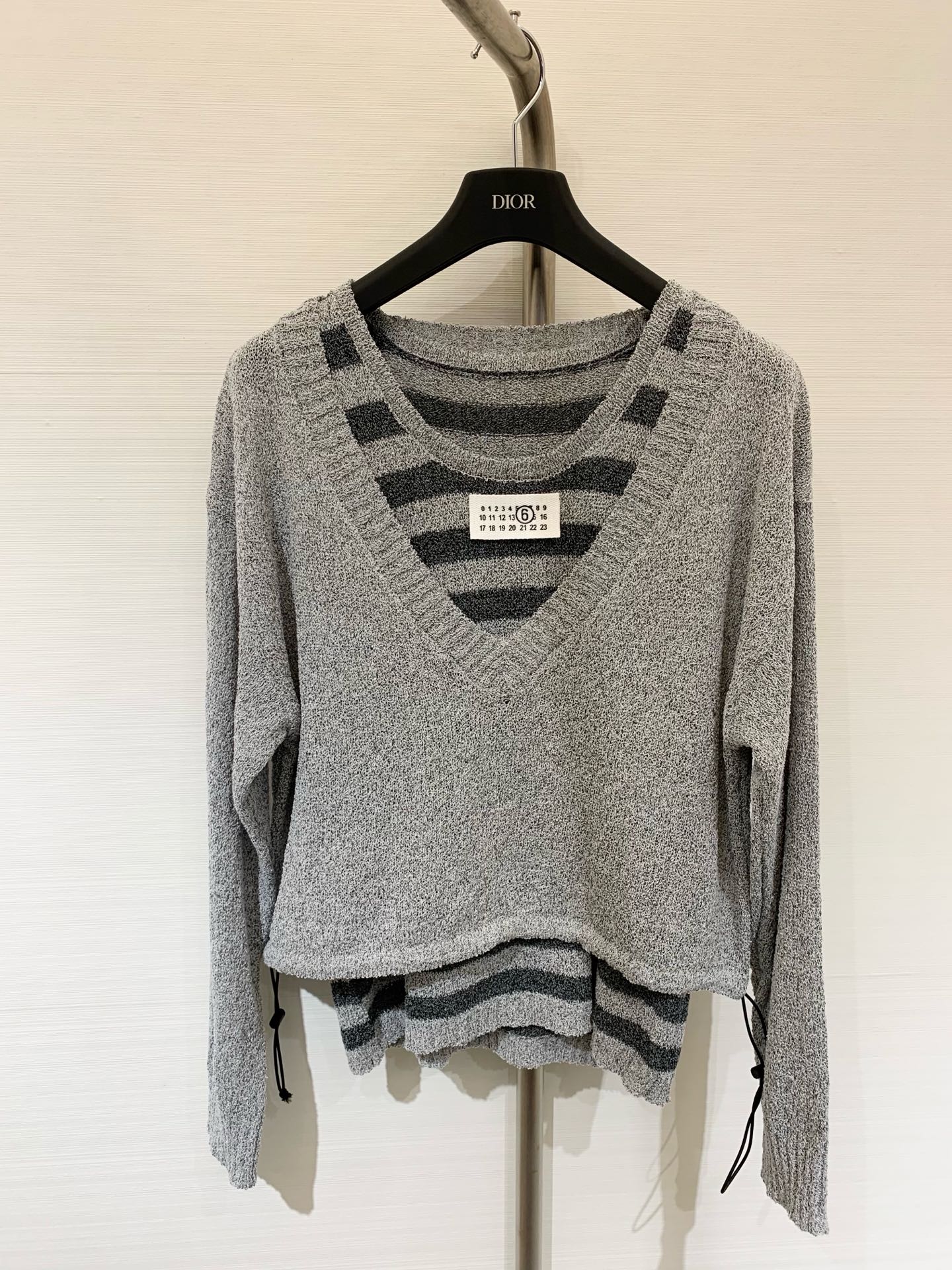 NO:457991,,210MM6 25 early autumn new style, two-piece set of woven striped vests, loose fit, slimming and age-reducing, striped vest deep collar, long sleeves, real two-piece design, contrasting color effect is very high-end and atmospheric, and the sense of casualness is very good. Two-color SM,,masion margiela,alexander wang19860909,210MM6 25早秋新款 圈圈纱条纹背心两件套 宽松版型显瘦减龄 条纹背心深领长袖真两件设计 撞色效果非常高级大气 休闲感很足 两色SM,,masion margiela,alexander wang,Women's clothing