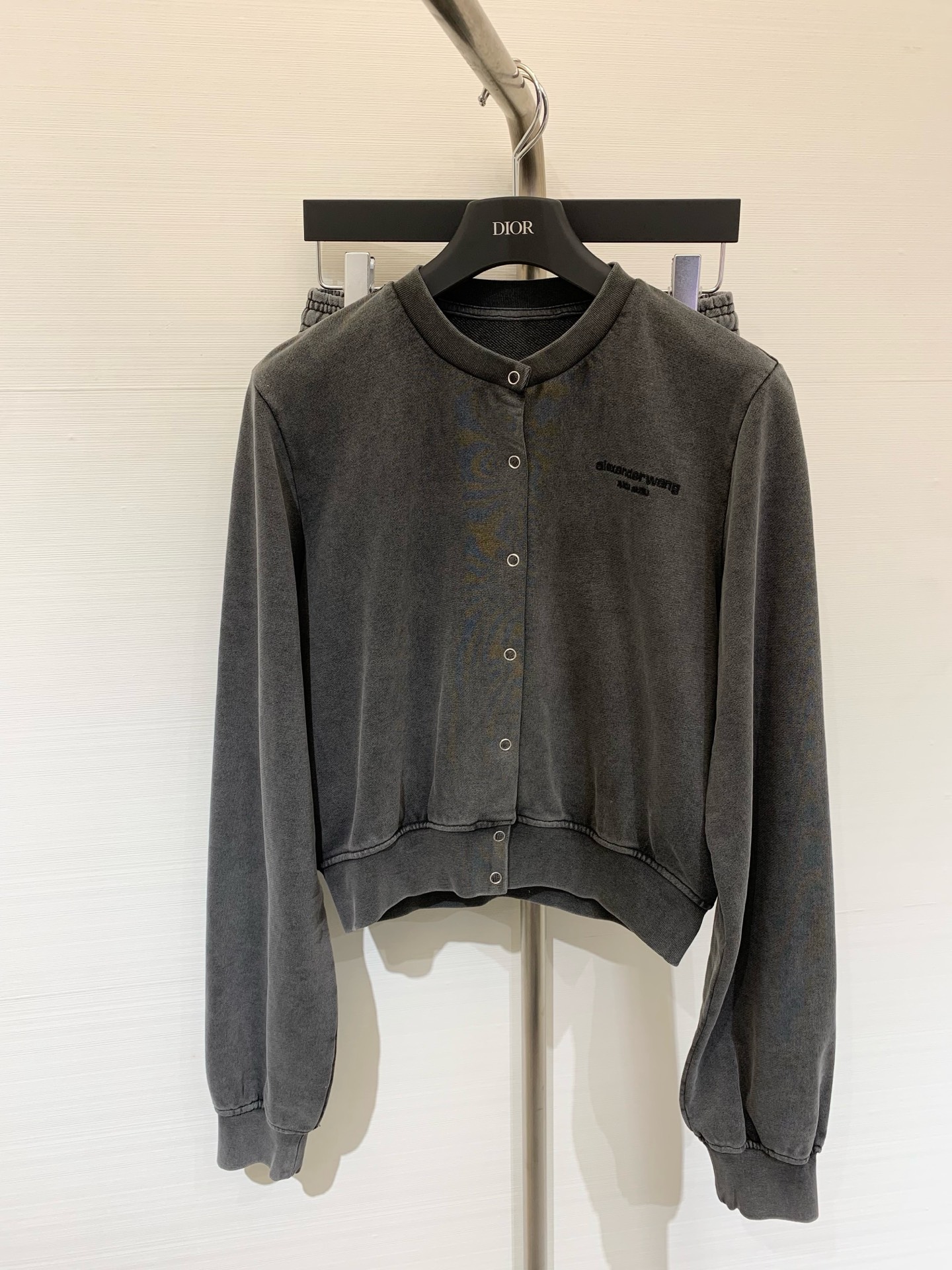 NO:458003,Alexanderwang early autumn series, retro wash-water-made sweatshirt jacket, logo embroidered on the chest, button-closing design, simple style, no matter what figure, who wears it, who looks good. It can be matched with shorts from the same series, and get it in one set!  SML, hoodie, sweatshirts, shorts, jackets & coats, alexander wang19860909Alexanderwang 早秋系列款 复古洗水做旧卫衣外套 胸前饰有徽标刺绣Logo 纽扣开合的设计 简约的版型,不挑身材,谁穿谁好看.可搭配同系列的短裤 一套拿下！SML,,hoodie,sweatshirts,shorts,jackets & coats,alexander wang,Women's clothing