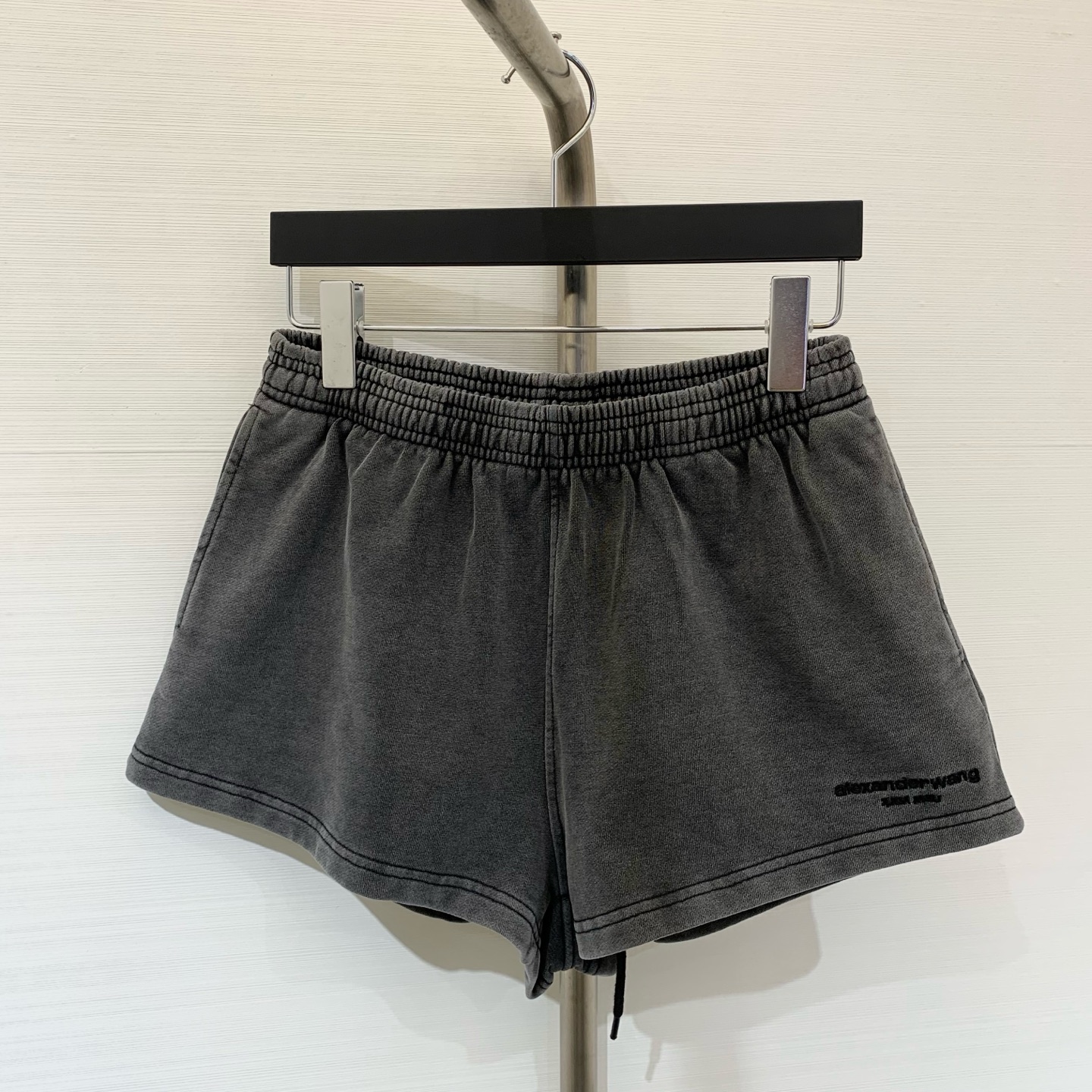 NO:458006,Alexanderwang early autumn series retro wash-water-made shorts, embroidered with logo embroidered logo, high-waisted short and simple style, whoever wears it looks good, can be matched with tops of the same series, and get one set!  SML, shorts,alexander wang19860909Alexanderwang 早秋系列款 复古洗水做旧短裤 饰有徽标刺绣Logo 高腰短款简约的版型 谁穿谁好看 可搭配同系列的上衣 一套拿下！SML,,shorts,alexander wang,Women's clothing