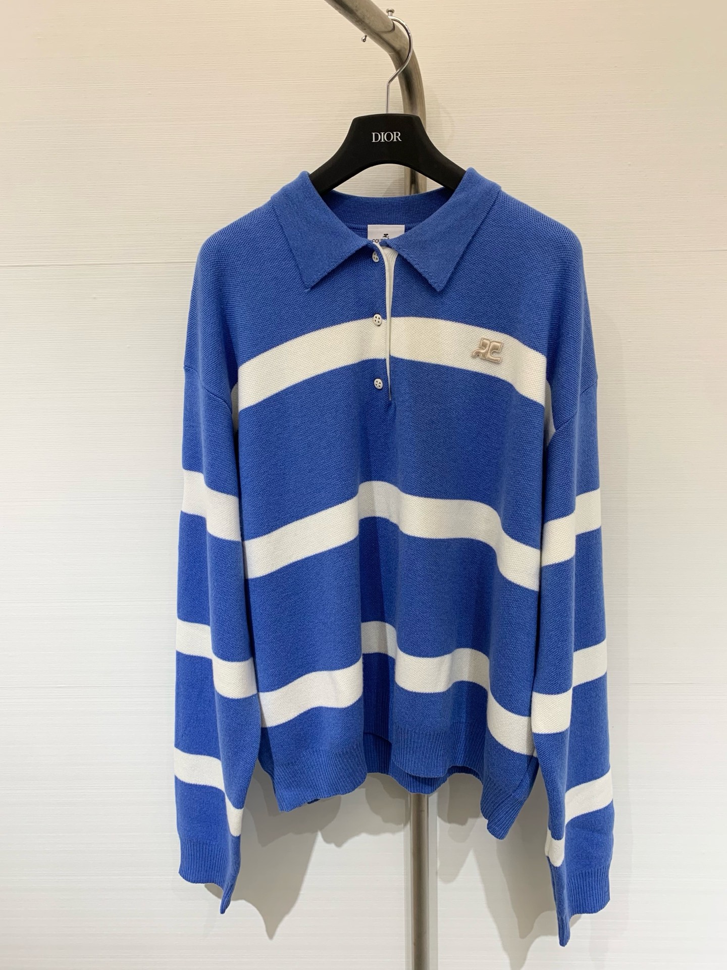 NO:458028,Courreges 25 early autumn new style classic Polo collar striped sweater made of wool fabric bright and beautiful colors refreshing to show a younger and more dynamic fashion sense The loose fit adds unique charm and personality sml, alexander wang19860909Courreges 25早秋新款 经典Polo领条纹针织衫 采用羊毛面料 鲜艳、靓丽的色彩得到焕新 展现出更年轻、活力的时尚感 宽松版型增添独特的魅力与个性 sml,,alexander wang,Women's clothing