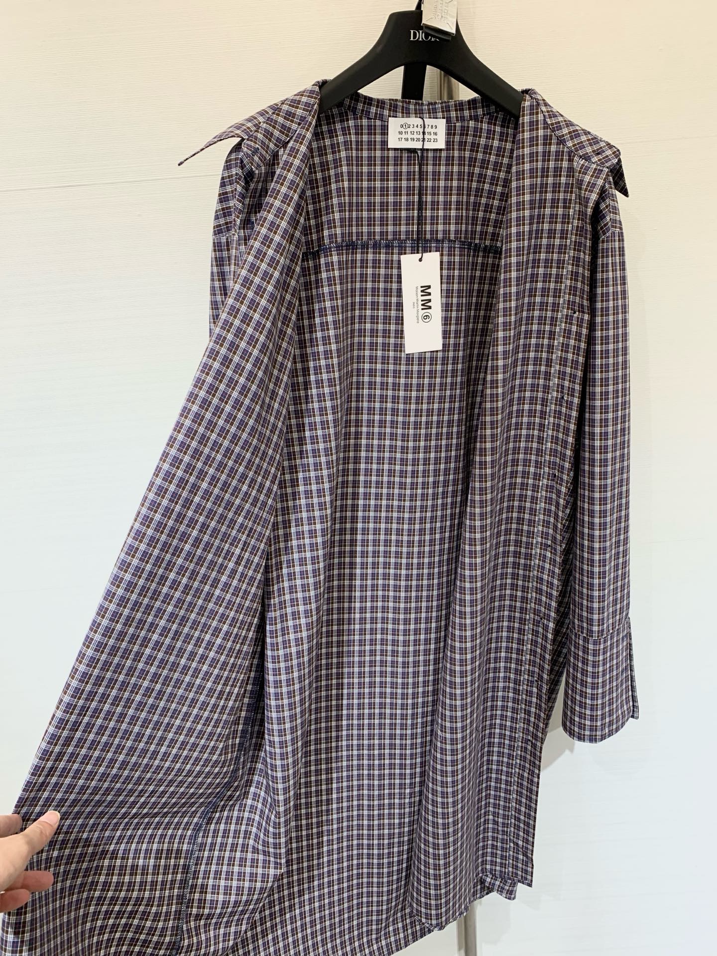 MM6马吉拉 25秋款 咖蓝格子长袖薄长衬衣 配数字🔢刻字Logo腰带 复古风优雅气质设计 叠穿单穿日常