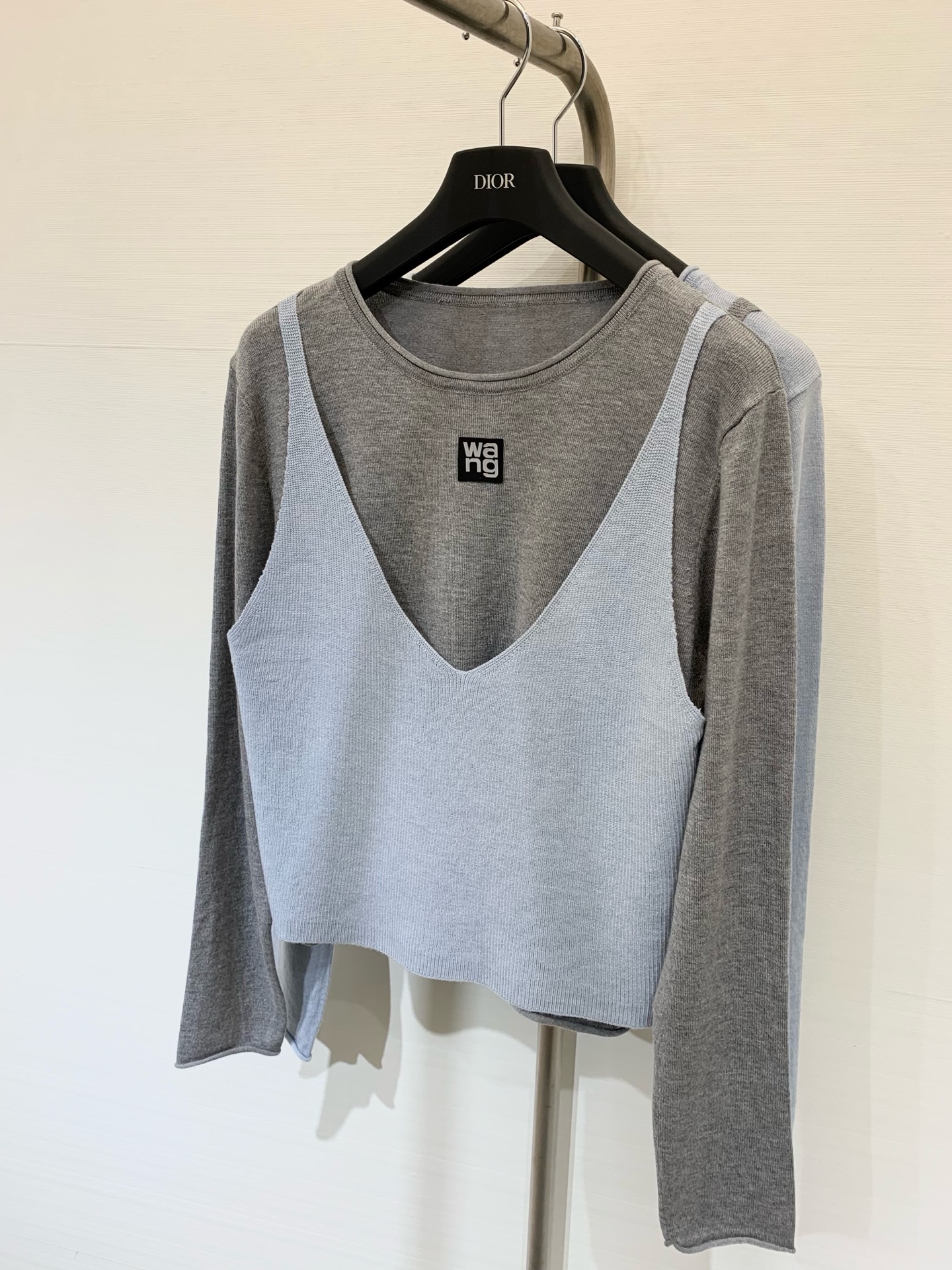 NO:464887,Alexanderwang 25 early autumn new vest fake two-piece wool long sleeve yb custom ultra-fine wool delicate skin-friendly and breathable, versatile and casual and fashionable style full of design sense Two-color sml,,alexander wang19860909Alexanderwang 25早秋新款 背心假两件羊毛长袖 yb定制超细羊毛 细腻亲肤透气 版型百搭休闲时尚 设计感满满 两色sml,,alexander wang,Women's clothing