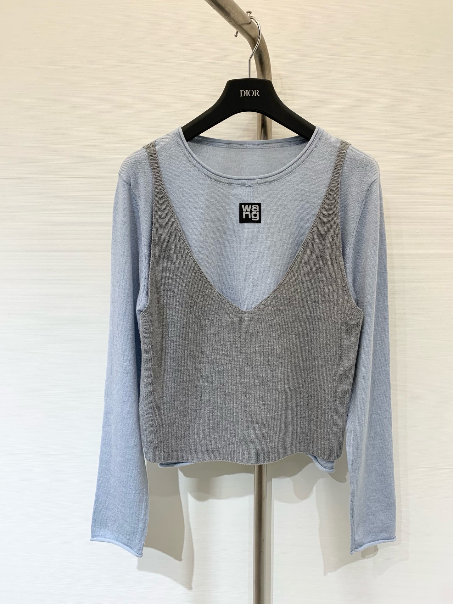 NO:464895,Alexanderwang 25 early autumn new vest fake two-piece wool long sleeve yb custom ultra-fine wool delicate skin-friendly and breathable, versatile and casual and fashionable style full of design sense Two-color sml,,alexander wang19860909Alexanderwang 25早秋新款 背心假两件羊毛长袖 yb定制超细羊毛 细腻亲肤透气 版型百搭休闲时尚 设计感满满 两色sml,,alexander wang,Women's clothing