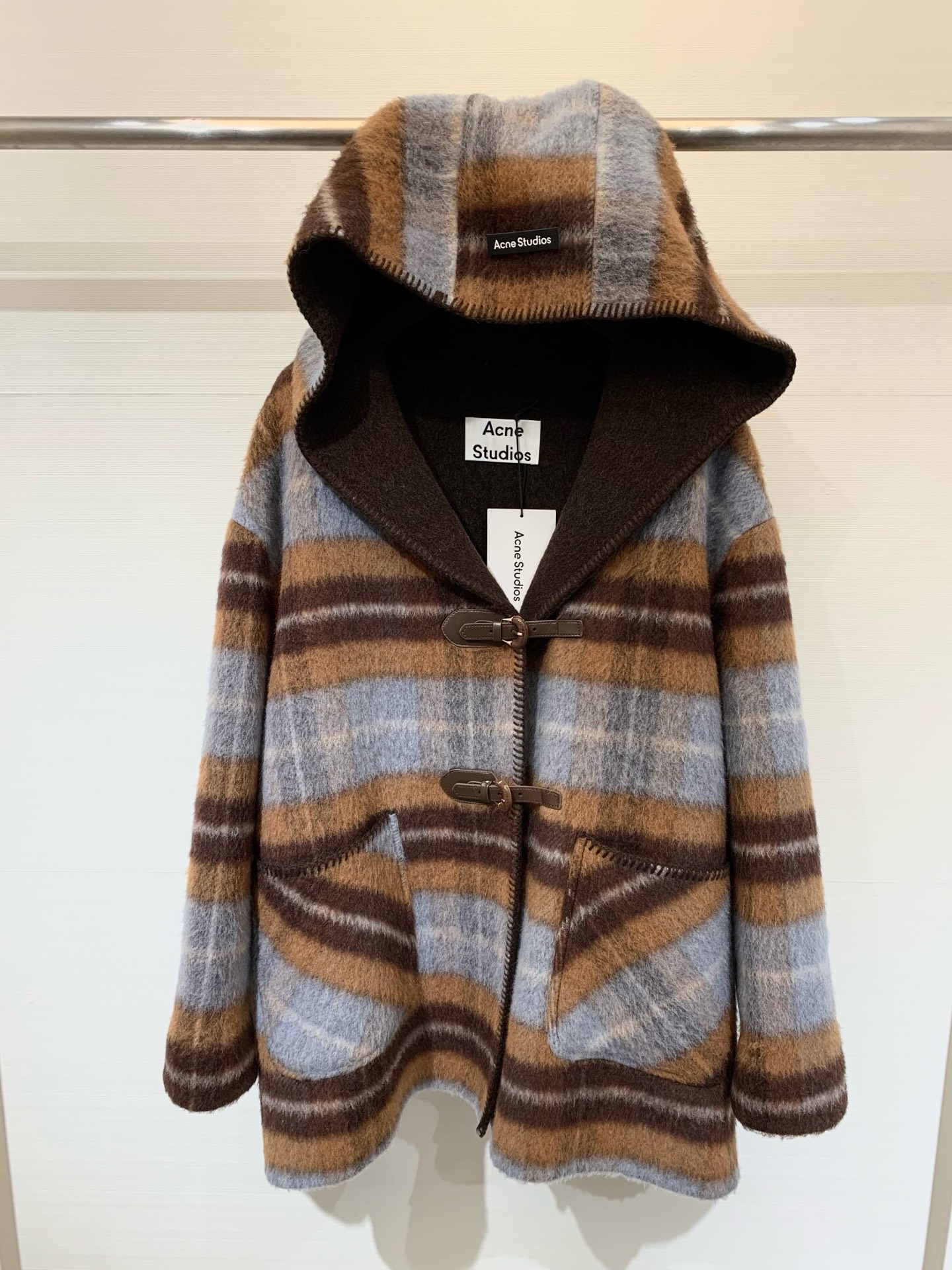 NO:459363,Acnestudios 25 autumn and winter Maillard outfit hooded wool plaid coat versatile loose leather buckle wool plaid design low-key and casual literary girl~ Maillard French casual style It's hard not to love sml, acne studios,dior,hats,alexander wang19860909配防尘袋Acnestudios 25秋冬美拉德穿搭 连帽羊毛格子大衣 百搭宽松款 皮扣羊毛格子设计 低调又随性的文艺girl~ 美拉德法式休闲风 很难不爱sml,,acne studios,dior,hats,alexander wang,Women's clothing