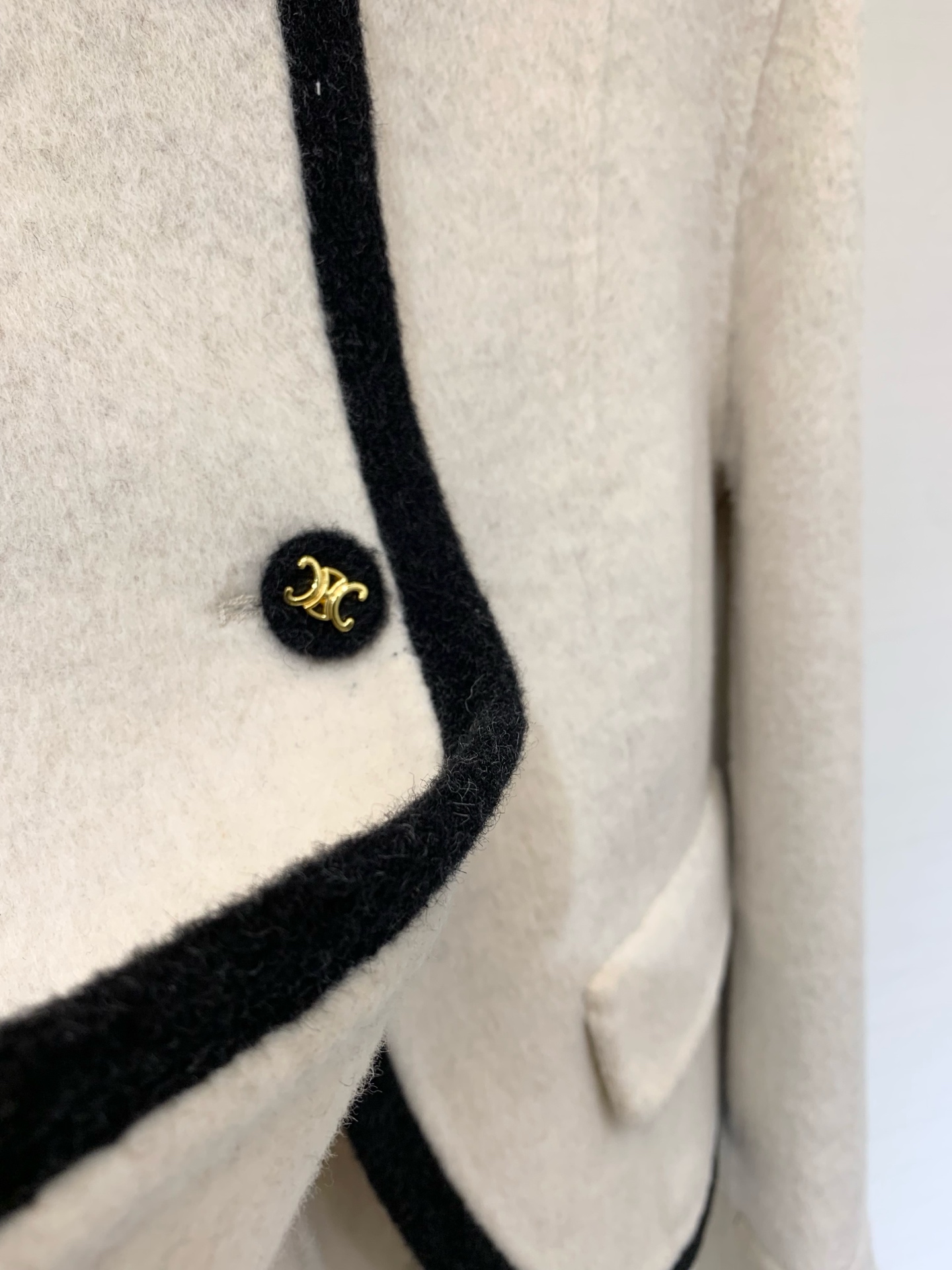 Celine 25秋冬高级感穿搭 双面羊毛短外套/大衣 高级感满满 秋冬季🧥的时尚利器 短款设计更是显高