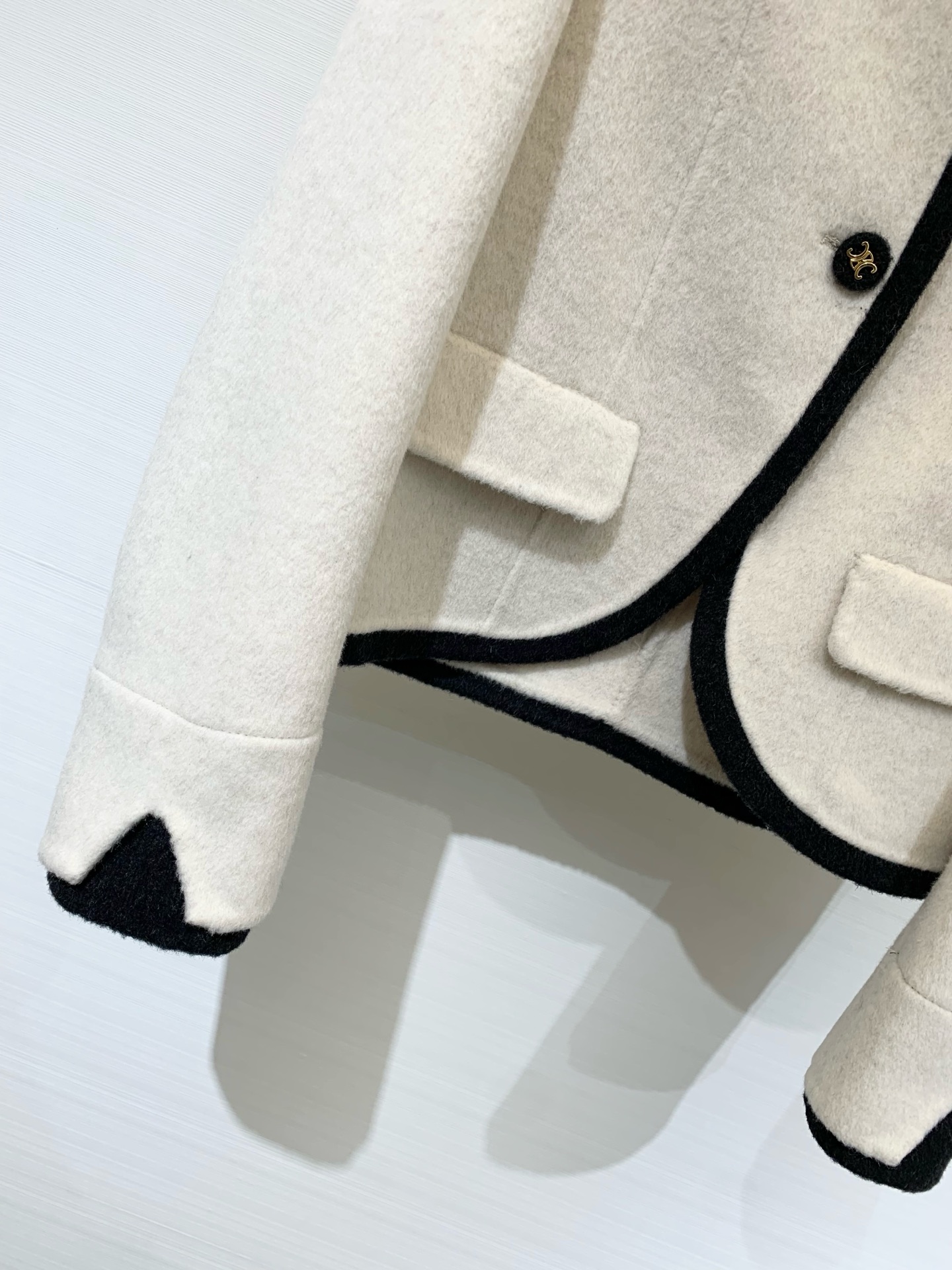 Celine 25秋冬高级感穿搭 双面羊毛短外套/大衣 高级感满满 秋冬季🧥的时尚利器 短款设计更是显高