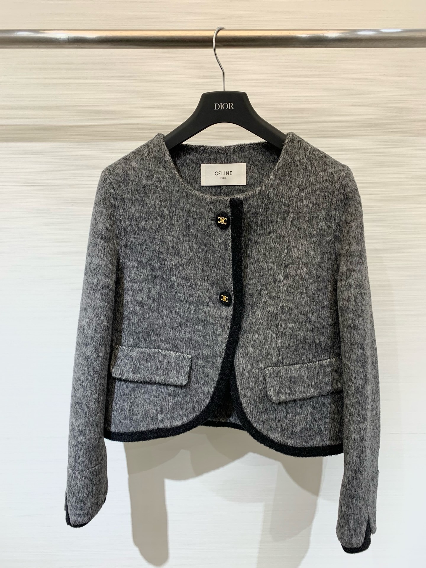 NO:459371,Celine 25 autumn and winter high-end outfits, double-sided wool short jacket/coat, full of high-end sense, fashionable tools for autumn and winter, short design makes it look taller and slimmer, paired with high-waisted pants or skirts, easily create a perfect body proportion. Two-color sml, celine, skirts, jackets & coats, alexander wang19860909Celine 25秋冬高级感穿搭 双面羊毛短外套/大衣 高级感满满 秋冬季的时尚利器 短款设计更是显高显瘦 搭配高腰裤或半身裙,轻松打造完美身材比例 两色sml,,celine,skirts,jackets & coats,alexander wang,Women's clothing