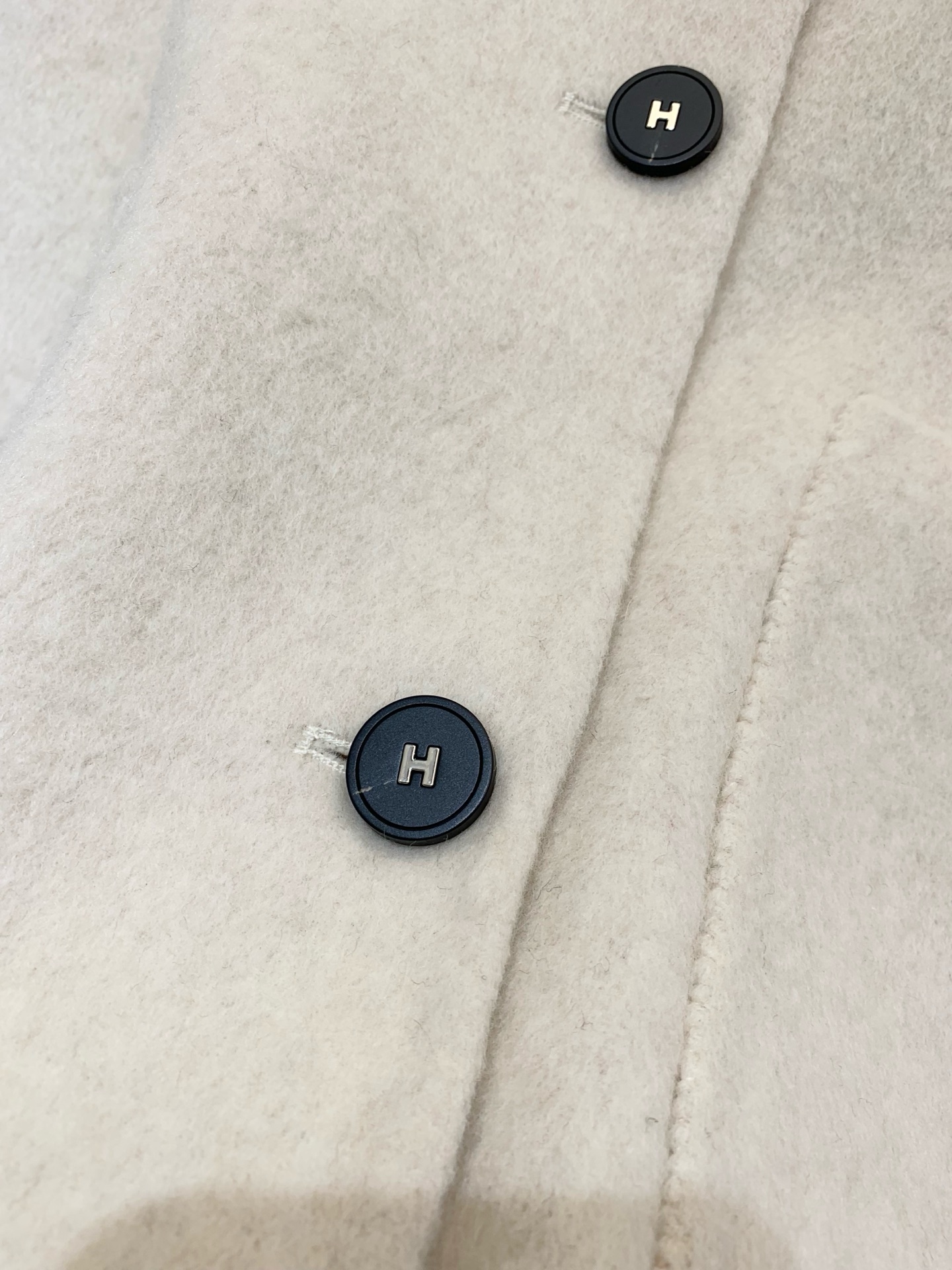 HERME* 25秋冬新款 单排扣收腰圆领双面羊毛外套/大衣 下摆抽绳收腰非常独特 定制H字母纽扣 增加