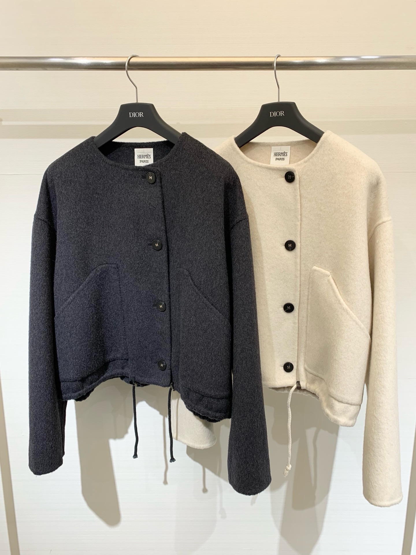 HERME* 25秋冬新款 单排扣收腰圆领双面羊毛外套/大衣 下摆抽绳收腰非常独特 定制H字母纽扣 增加