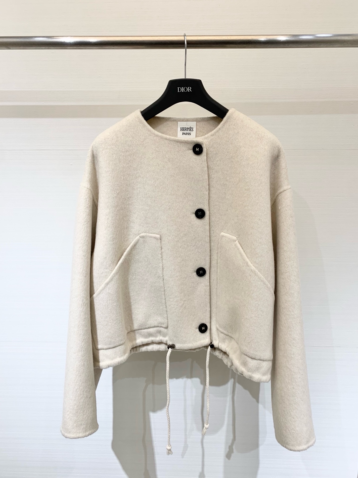 HERME* 25秋冬新款 单排扣收腰圆领双面羊毛外套/大衣 下摆抽绳收腰非常独特 定制H字母纽扣 增加