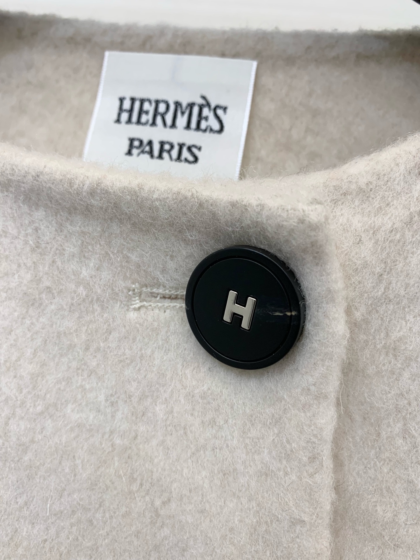 HERME* 25秋冬新款 单排扣收腰圆领双面羊毛外套/大衣 下摆抽绳收腰非常独特 定制H字母纽扣 增加