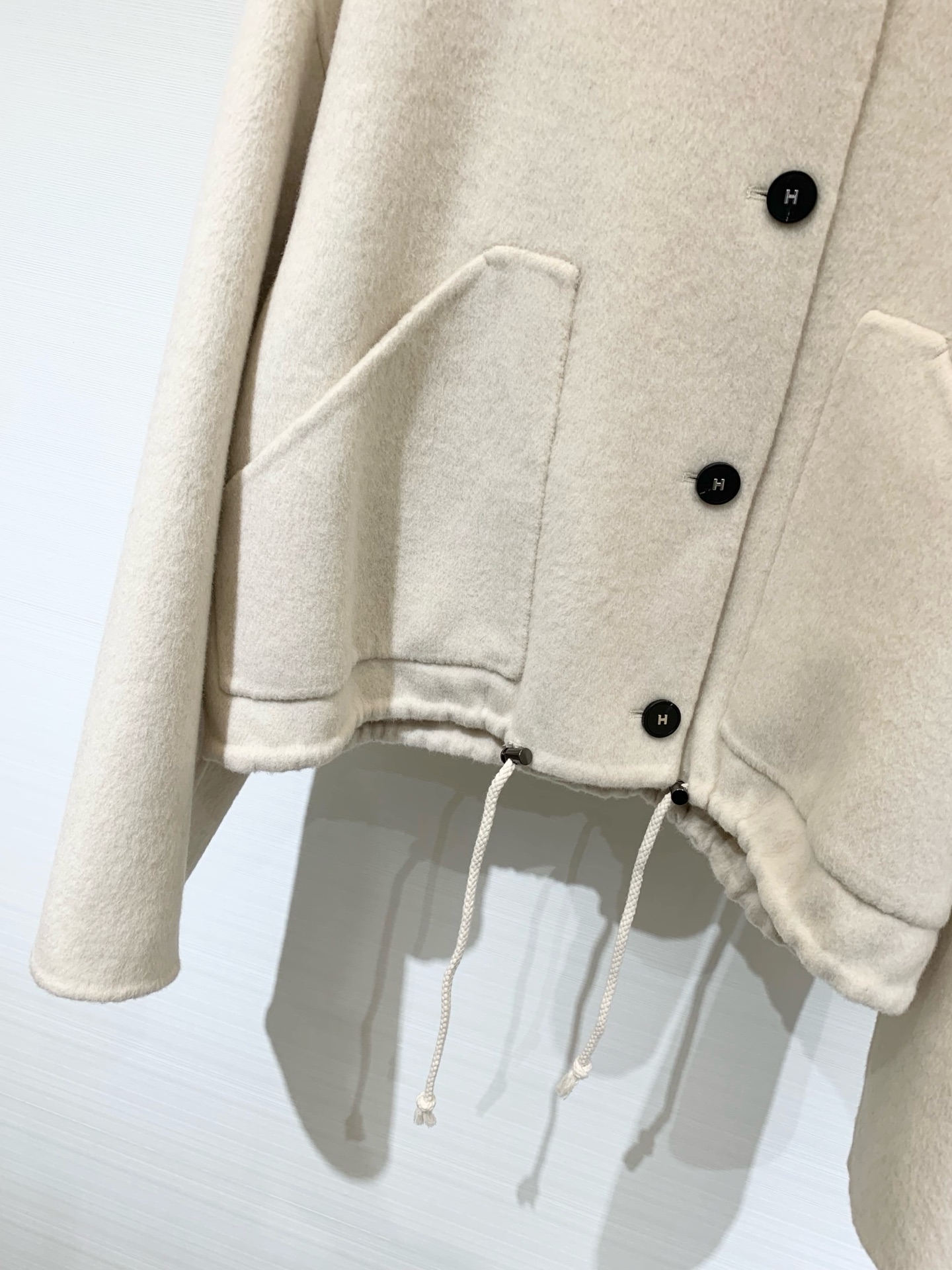 HERME* 25秋冬新款 单排扣收腰圆领双面羊毛外套/大衣 下摆抽绳收腰非常独特 定制H字母纽扣 增加