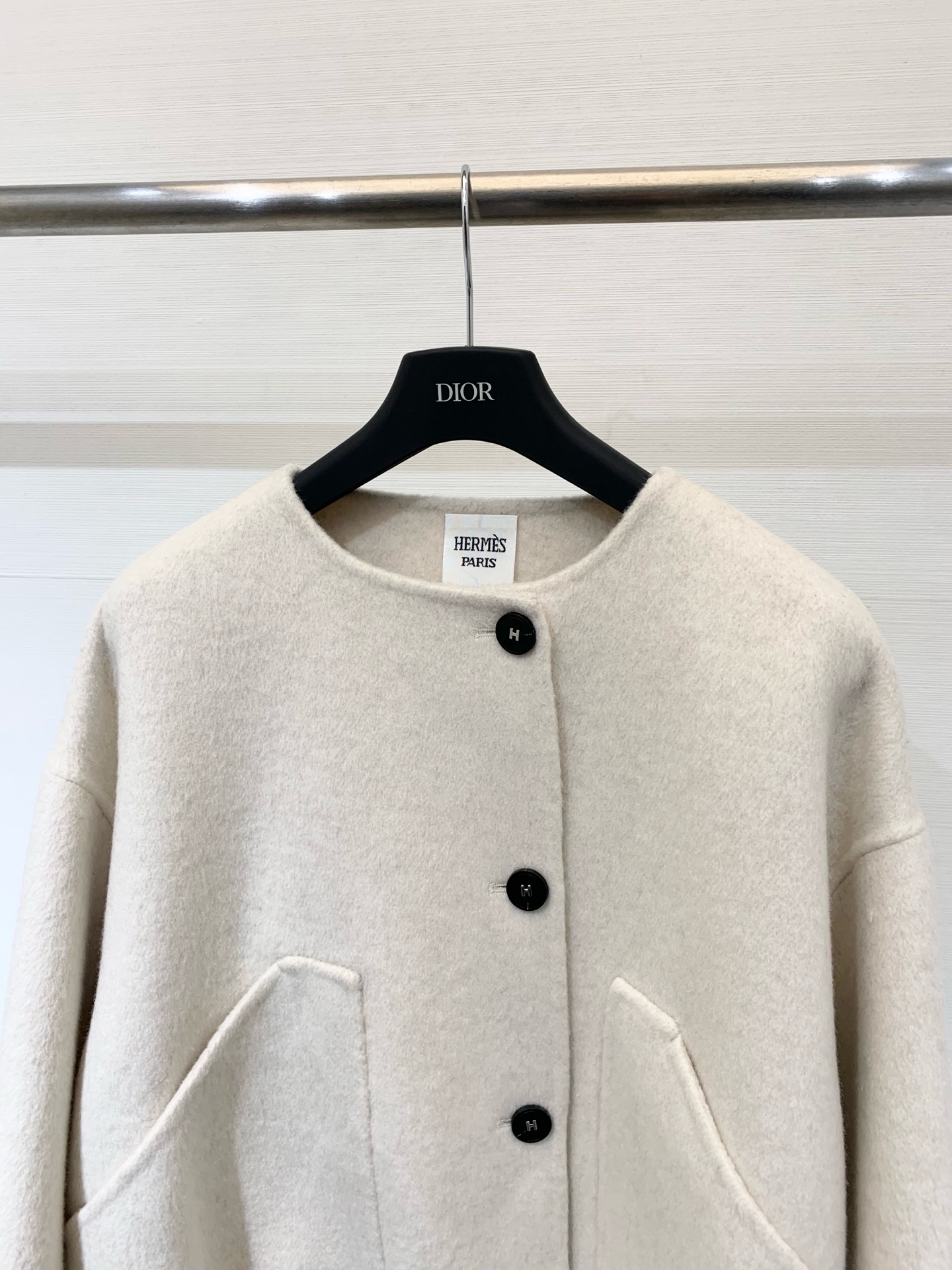 HERME* 25秋冬新款 单排扣收腰圆领双面羊毛外套/大衣 下摆抽绳收腰非常独特 定制H字母纽扣 增加