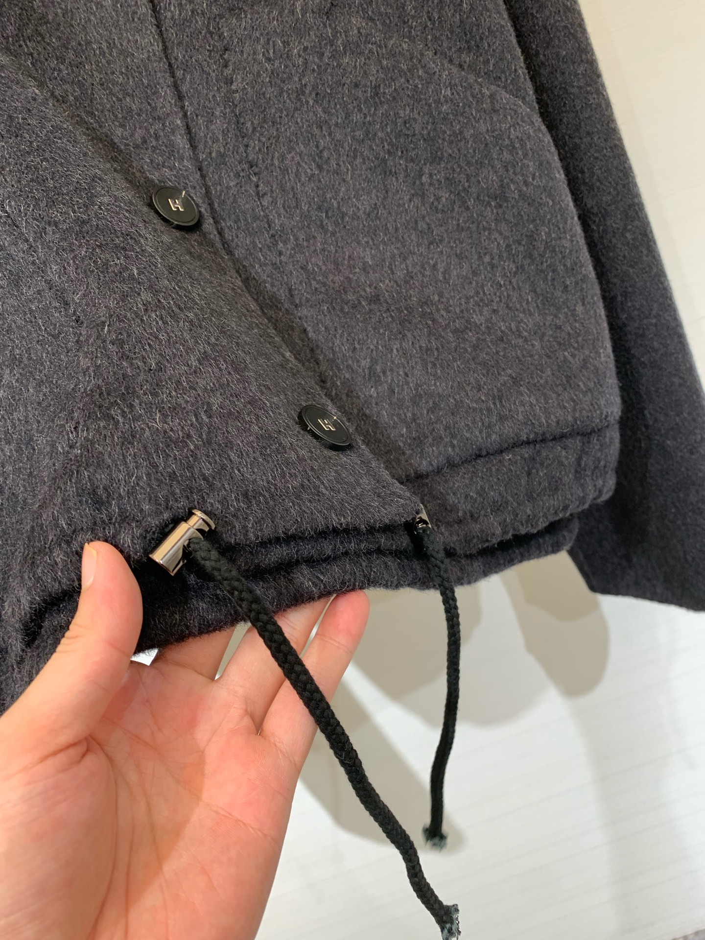 HERME* 25秋冬新款 单排扣收腰圆领双面羊毛外套/大衣 下摆抽绳收腰非常独特 定制H字母纽扣 增加