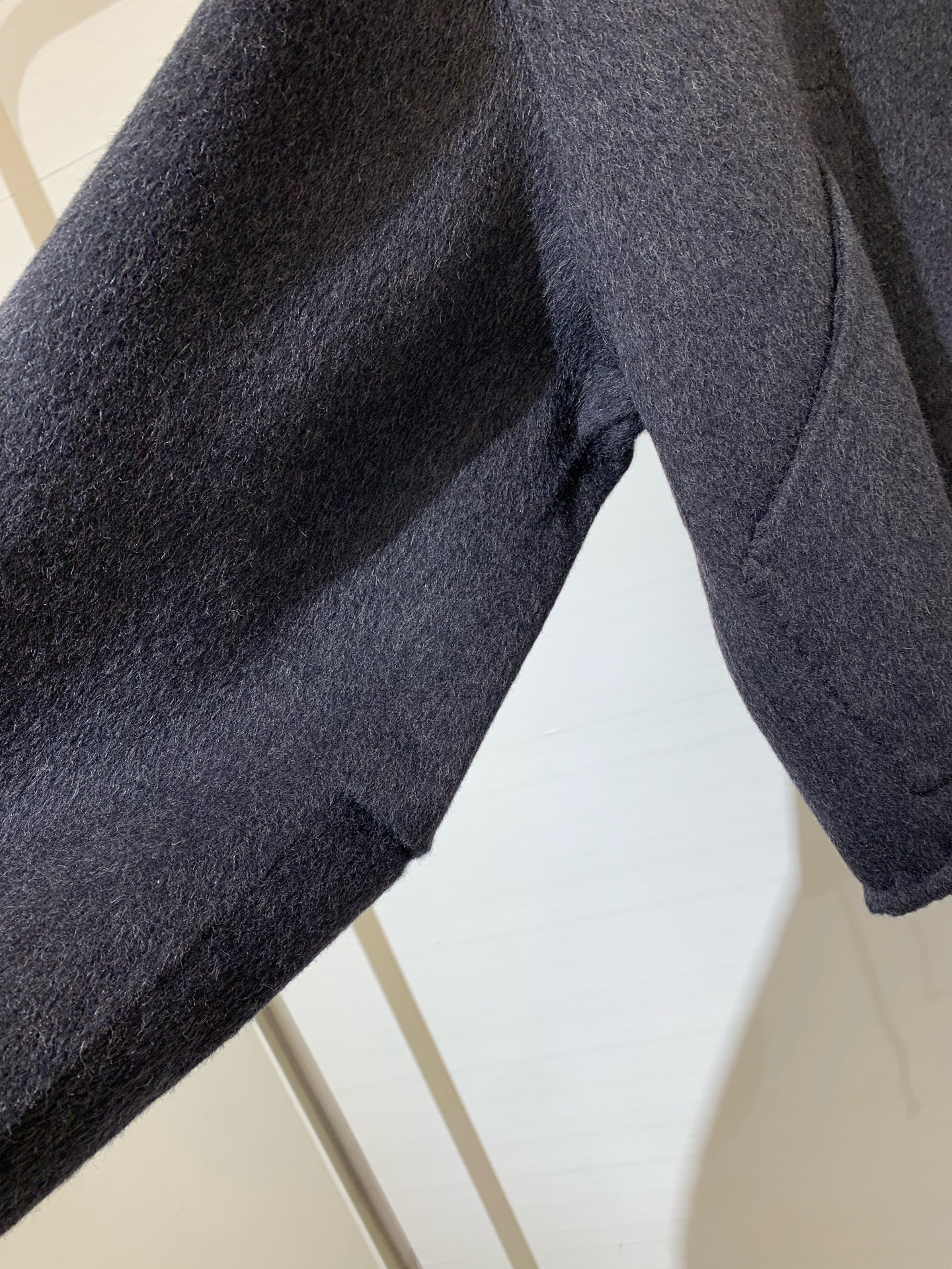 HERME* 25秋冬新款 单排扣收腰圆领双面羊毛外套/大衣 下摆抽绳收腰非常独特 定制H字母纽扣 增加