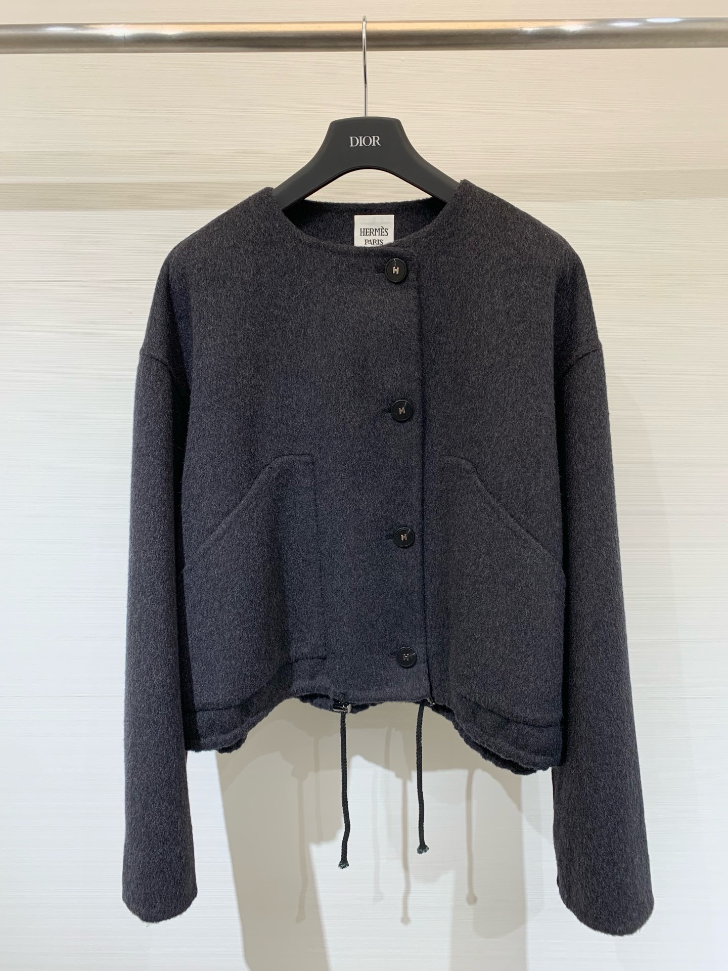 NO:459379,HERME* 25 autumn and winter new style, single-breasted waist-hugging round neck double-sided wool jacket/coat, hem drawstring waist-hugging is very unique, customized H letter buttons, increase brand tone, loose and large style is not picky, super slim, two-color sml,, hermes, jackets & coats, alexander wang19860909HERME* 25秋冬新款 单排扣收腰圆领双面羊毛外套/大衣 下摆抽绳收腰非常独特 定制H字母纽扣 增加品牌调性 宽松大版型不挑人 超级显瘦 两色sml,,hermes,jackets & coats,alexander wang,Women's clothing