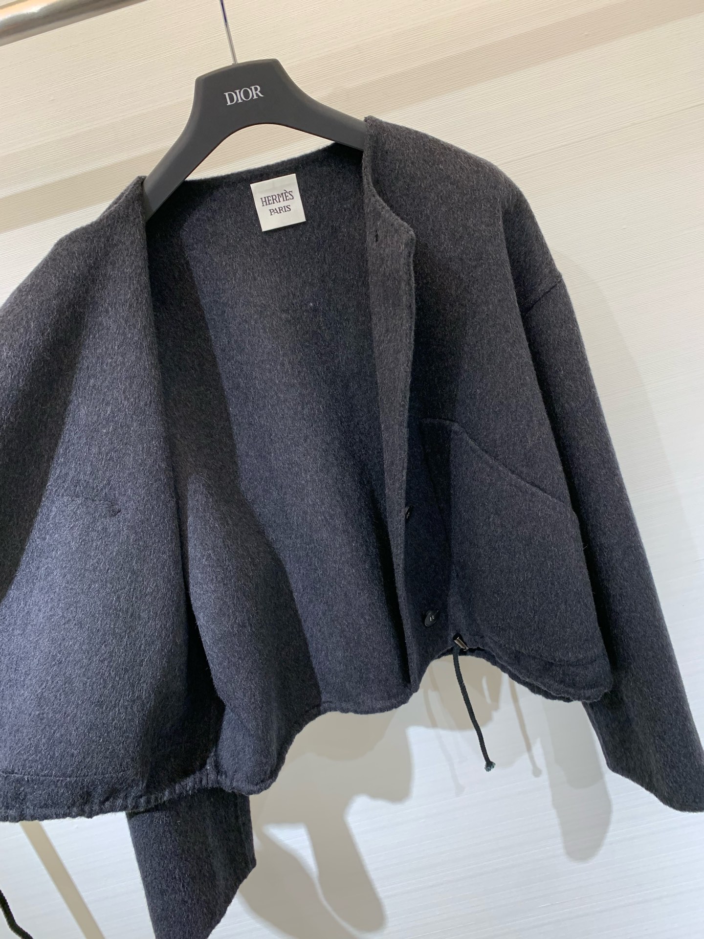 HERME* 25秋冬新款 单排扣收腰圆领双面羊毛外套/大衣 下摆抽绳收腰非常独特 定制H字母纽扣 增加