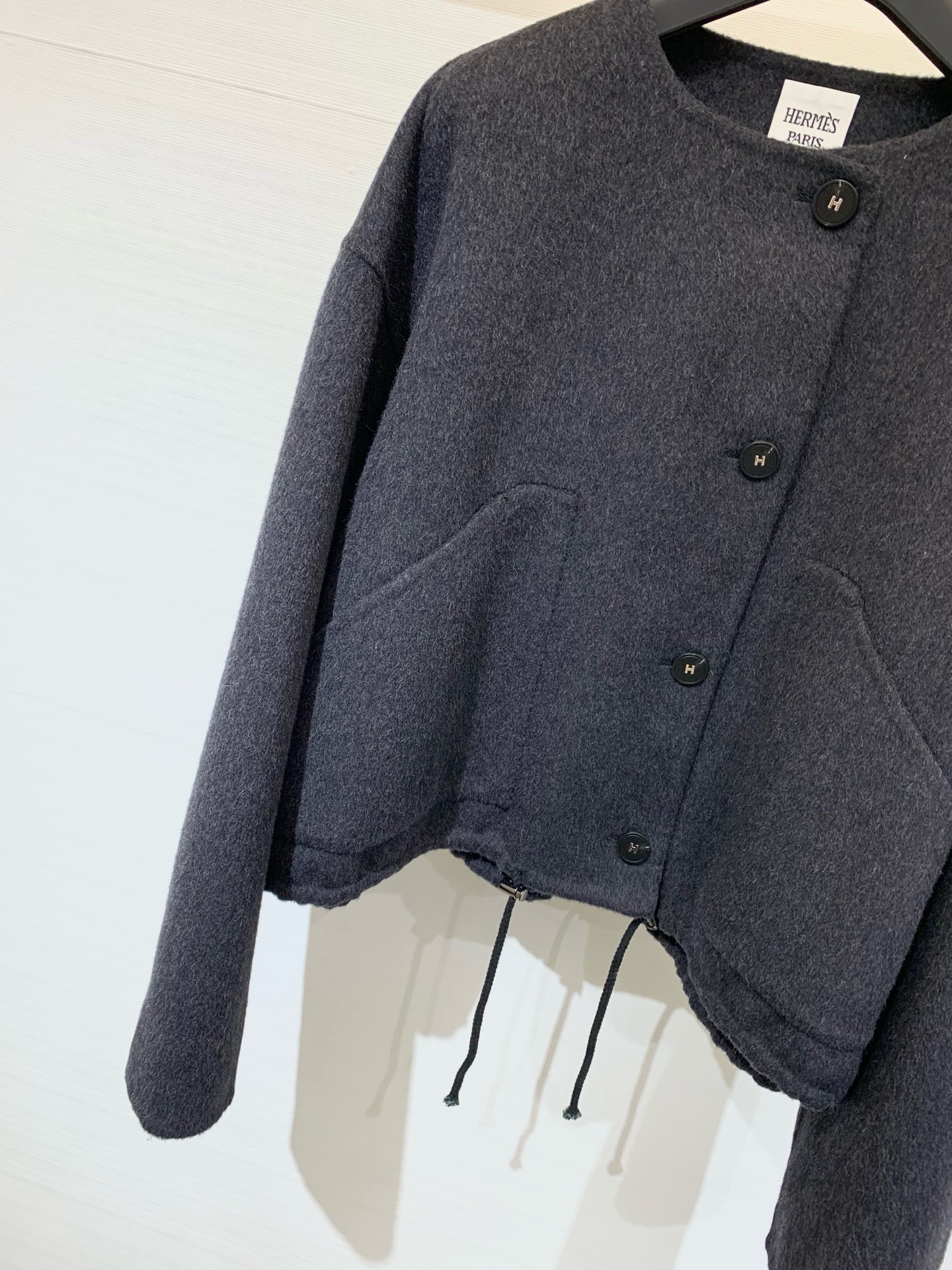 HERME* 25秋冬新款 单排扣收腰圆领双面羊毛外套/大衣 下摆抽绳收腰非常独特 定制H字母纽扣 增加