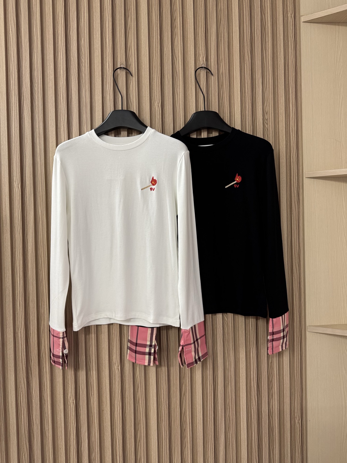 NO:459378,BV 25 autumn and winter new style, spliced ​​pink plaid small match embroidered long-sleeved T-shirt. The customized fabric is super comfortable, you will know it is very soft and glutinous when you get it!  Elasticity!  Super comfortable upper body!  The spliced ​​pink grid looks very beautiful!  The inner wear of autumn and winter reveals a little sleeves!  Two-color sml, bottega veneta,tees, t-shirt,alexander wang19860909BV 25秋冬新款 拼接粉色格子小火柴刺绣长袖T恤 定制面料超舒服,到手就知道很软糯！有弹力！上身超舒服！拼接的粉格子特别好看！秋冬做内搭露出一点袖子绝绝子！两色sml,,bottega veneta,tees，t-shirt,alexander wang,Women's clothing