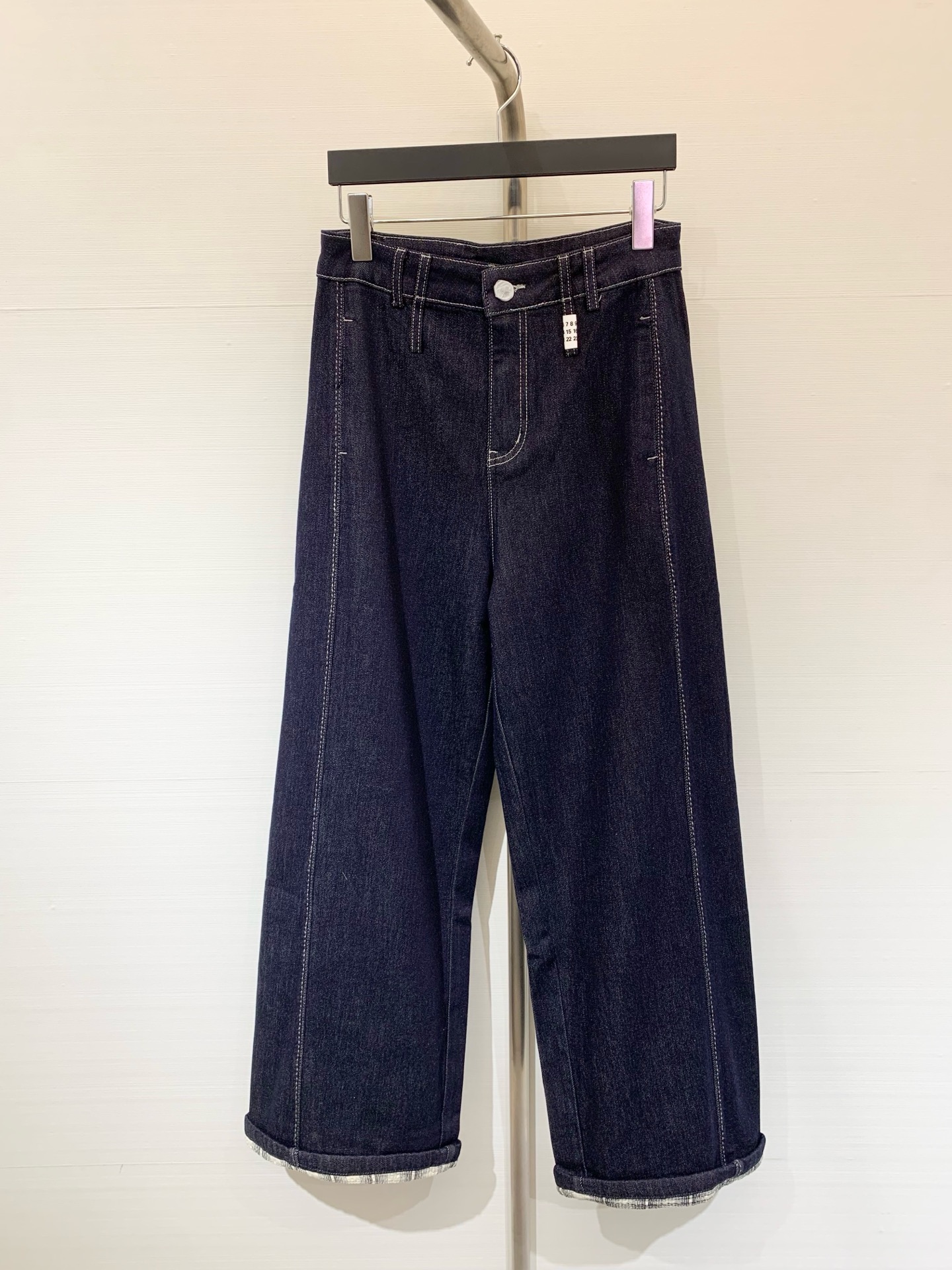 NO:459386,MM6 25 early autumn new style straight jeans classic outdated jeans silver decoration on the trouser legs adds a hint of fashion High waist design and loose tailoring allows you to enjoy comfort while showing a perfect figure sml,masion margiela,jeans,alexander wang19860909MM6 25早秋新款 直筒牛仔裤 经典不过时的牛仔裤 裤脚的银色装饰增添了一丝时尚的亮点 高腰设计和宽松的剪裁 让你在享受舒适的同时 也能展现完美身材sml,,masion margiela,jeans,alexander wang,Women's clothing