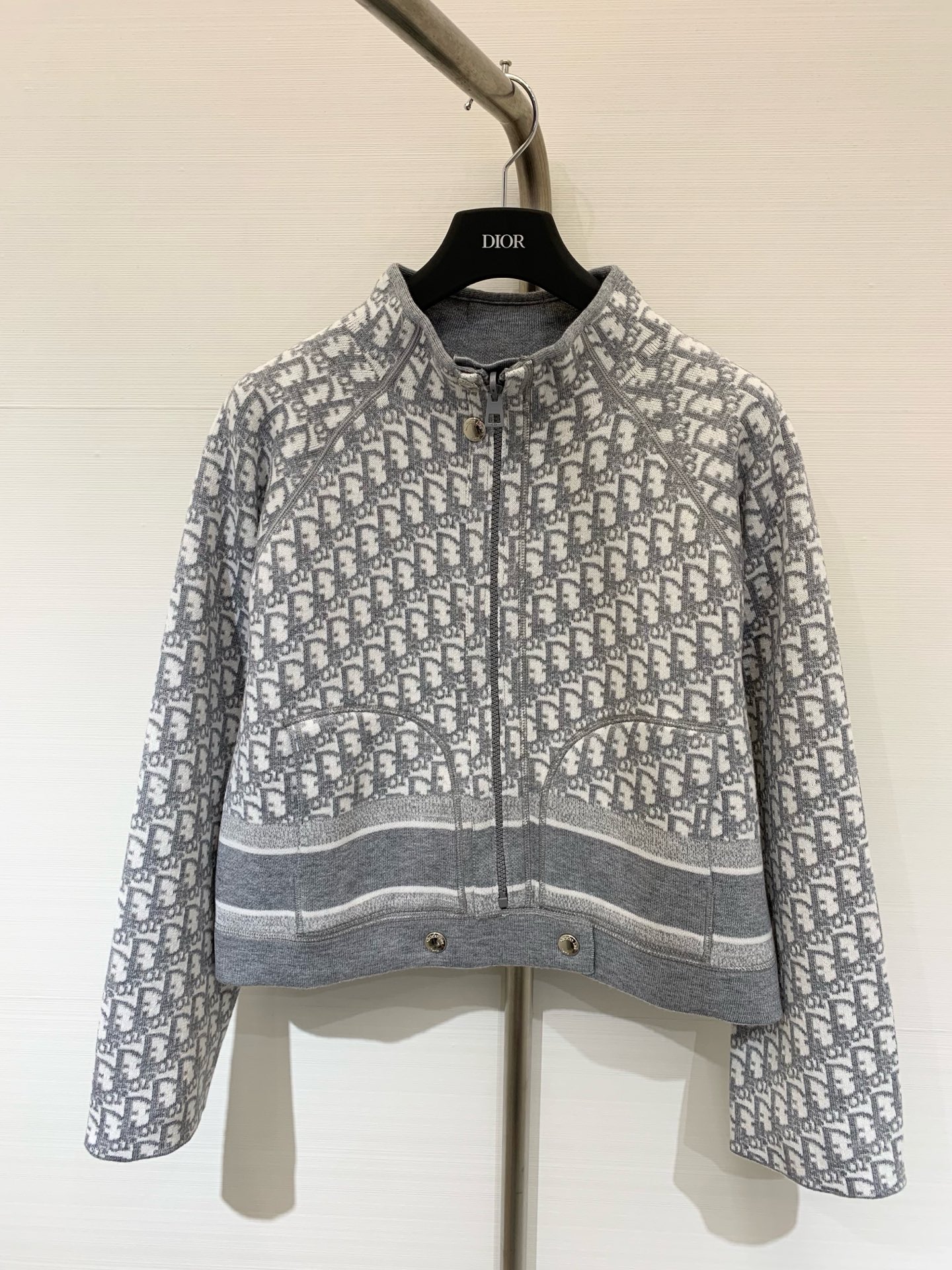 NO:462310,Dior 25 autumn and winter new style, double-sided old-fashioned jacquard zipper knit cardigan, full of letters, full of fashion sense, super practical for both sides, half-high neck zipper cardigan, casual and elegant, two-color SML, dior, alexander wang19860909Dior 25秋冬新款 双面穿老花提花拉链针织开衫 满身字母提花设计 时尚感拉满 正反两面穿超实用 半高领拉链开衫 休闲又有气质 两色SML,,dior,alexander wang,Women's clothing