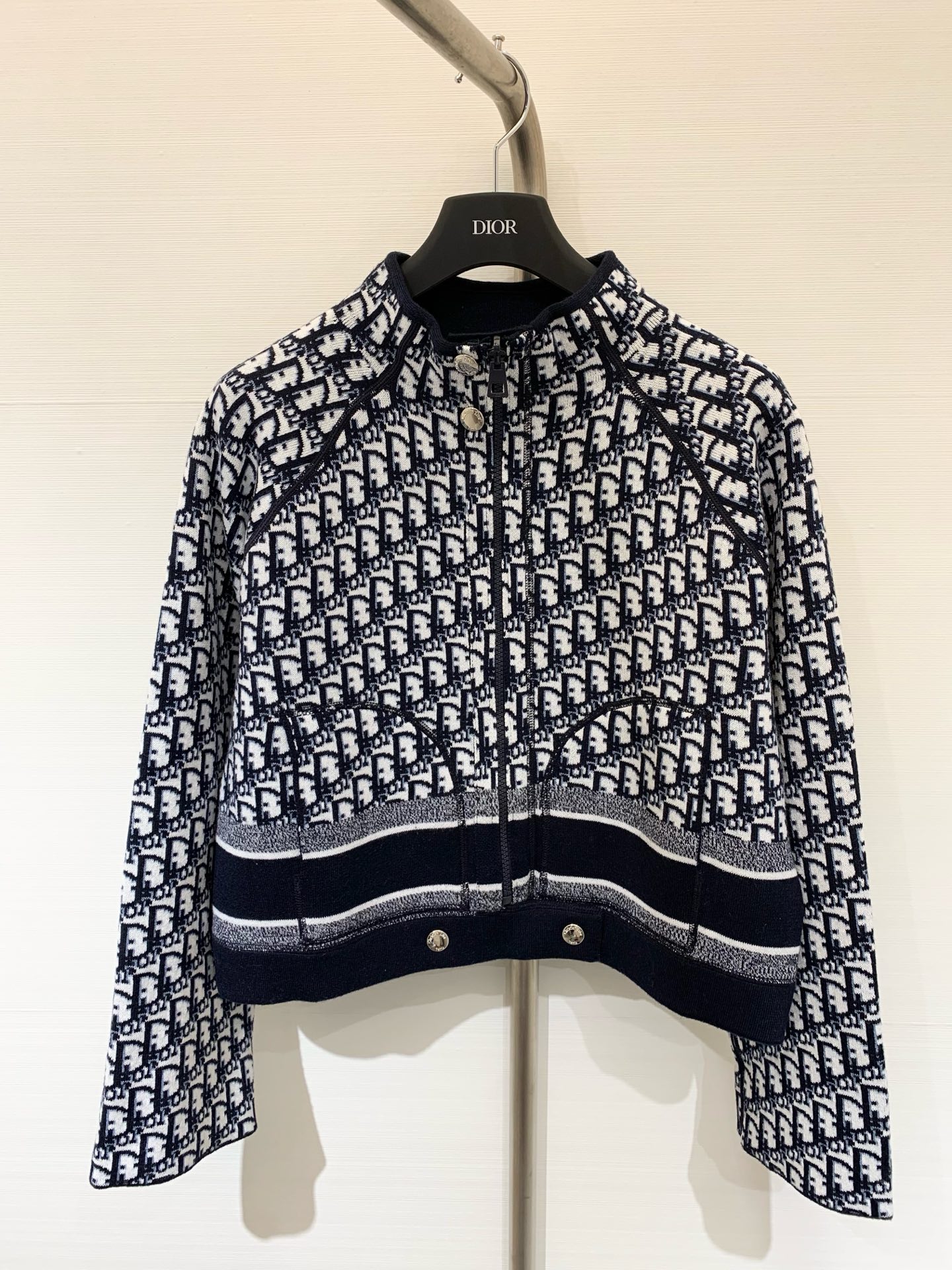 NO:462277,Dior 25 autumn and winter new style, double-sided old-fashioned jacquard zipper knit cardigan, full of letters, full of fashion sense, super practical for both sides, half-high neck zipper cardigan, casual and elegant, two-color SML, dior, alexander wang19860909Dior 25秋冬新款 双面穿老花提花拉链针织开衫 满身字母提花设计 时尚感拉满 正反两面穿超实用 半高领拉链开衫 休闲又有气质 两色SML,,dior,alexander wang,Women's clothing