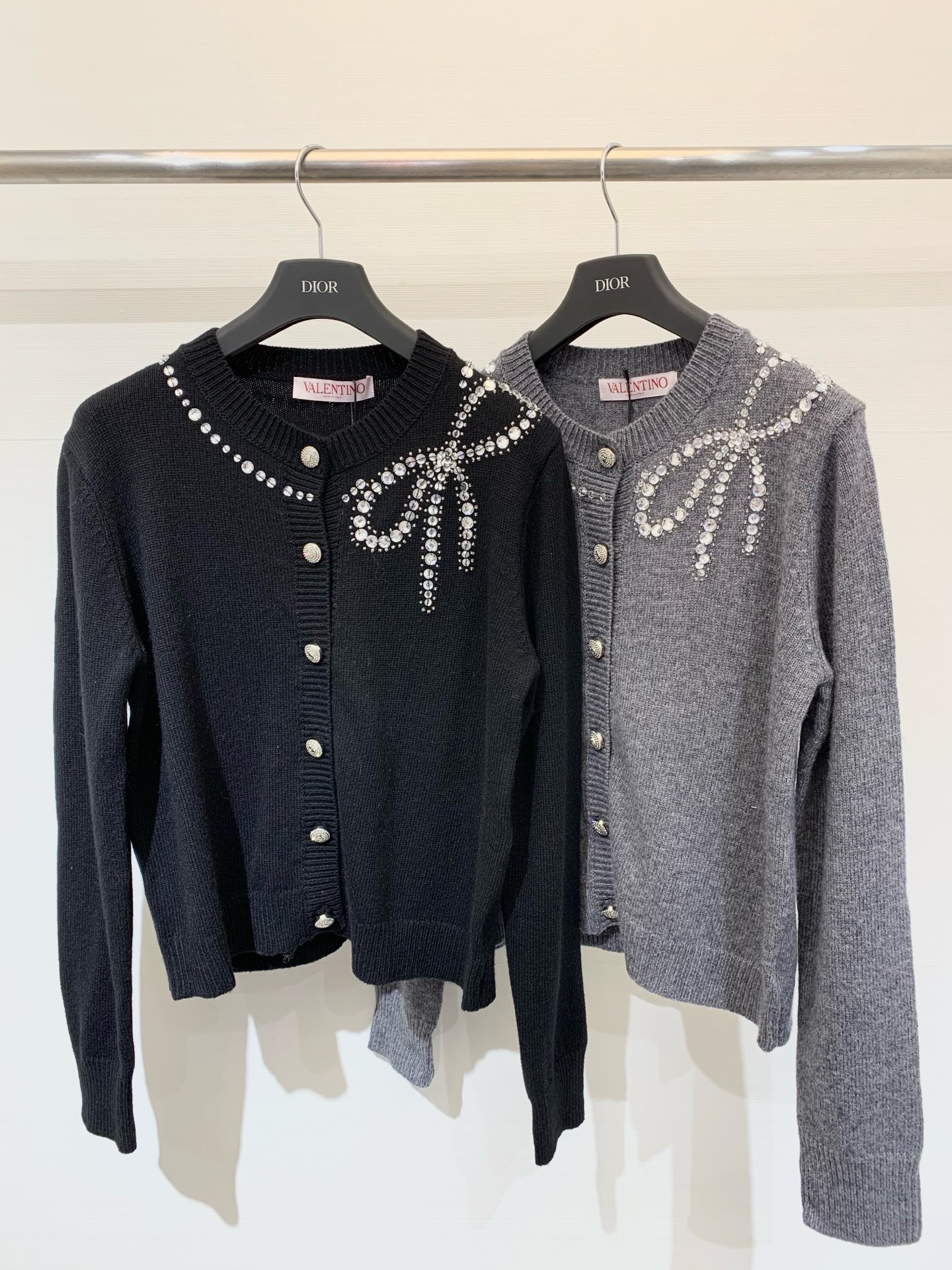 NO:462282,Valentin* 25 early autumn new style heavy industry rhinestone knitted cardigan custom YB wool yarn weaving neckline extends to both sides of shoulders positioned rhinestones, combination outlined into beaded chain bow pattern, elastic, style to accommodate body, wear age-reducing and fashionable, two-color SML, valentino, alexander wang19860909Valentin* 25早秋新款 重工水钻针织开衫 定制YB羊毛纱线织造 领口延伸至肩膀两侧定位分布水钻 组合勾勒成珠链蝴蝶结图案 弹性十足 版型包容身材 穿搭减龄时髦 两色SML,,valentino,alexander wang,Women's clothing