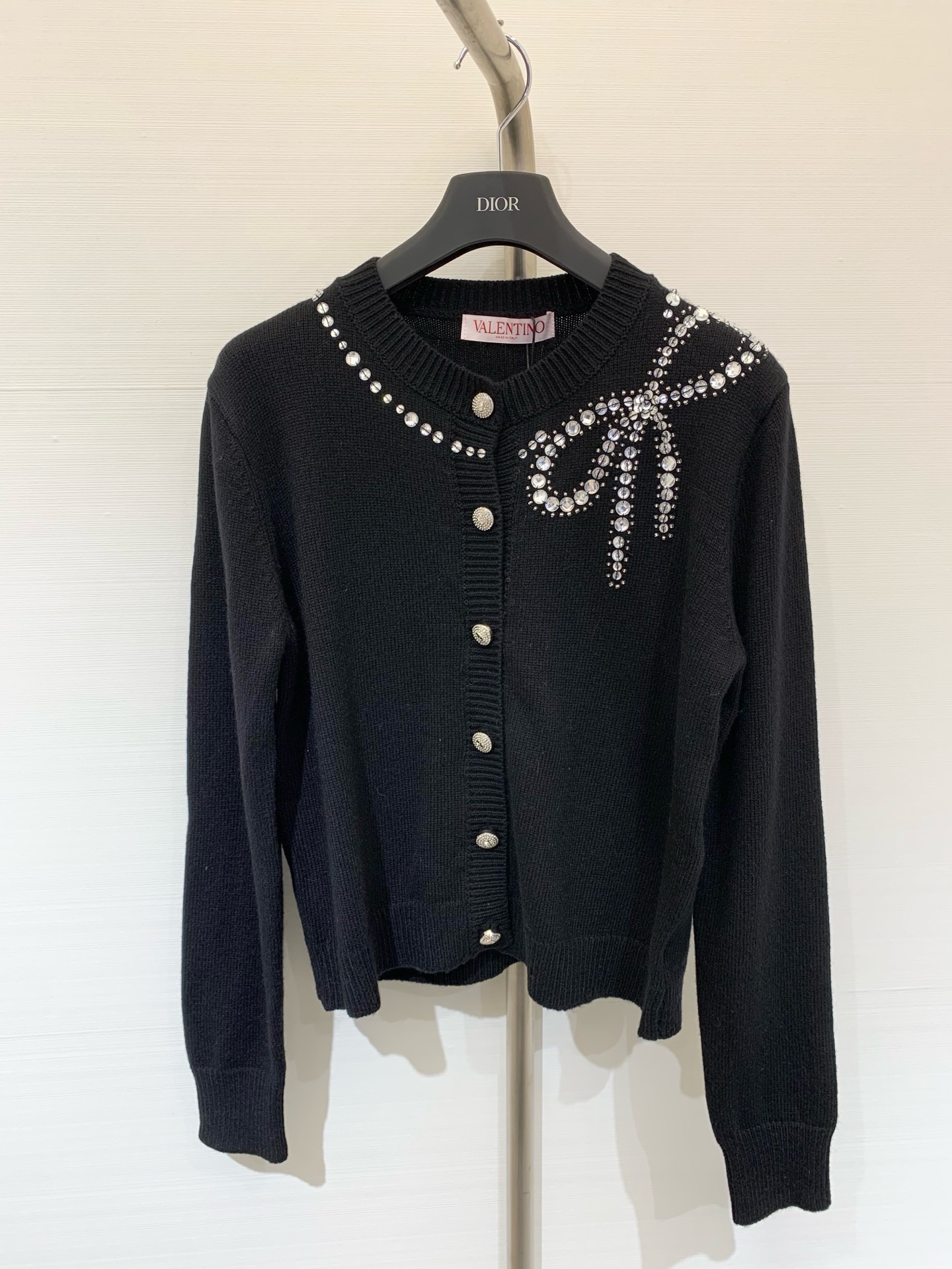 NO:462287,Valentin* 25 early autumn new style heavy industry rhinestone knitted cardigan custom YB wool yarn weaving neckline extends to both sides of shoulders positioned rhinestones, combination outlined into beaded chain bow pattern, elastic, style to accommodate body, wear age-reducing and fashionable, two-color SML, valentino, alexander wang19860909Valentin* 25早秋新款 重工水钻针织开衫 定制YB羊毛纱线织造 领口延伸至肩膀两侧定位分布水钻 组合勾勒成珠链蝴蝶结图案 弹性十足 版型包容身材 穿搭减龄时髦 两色SML,,valentino,alexander wang,Women's clothing