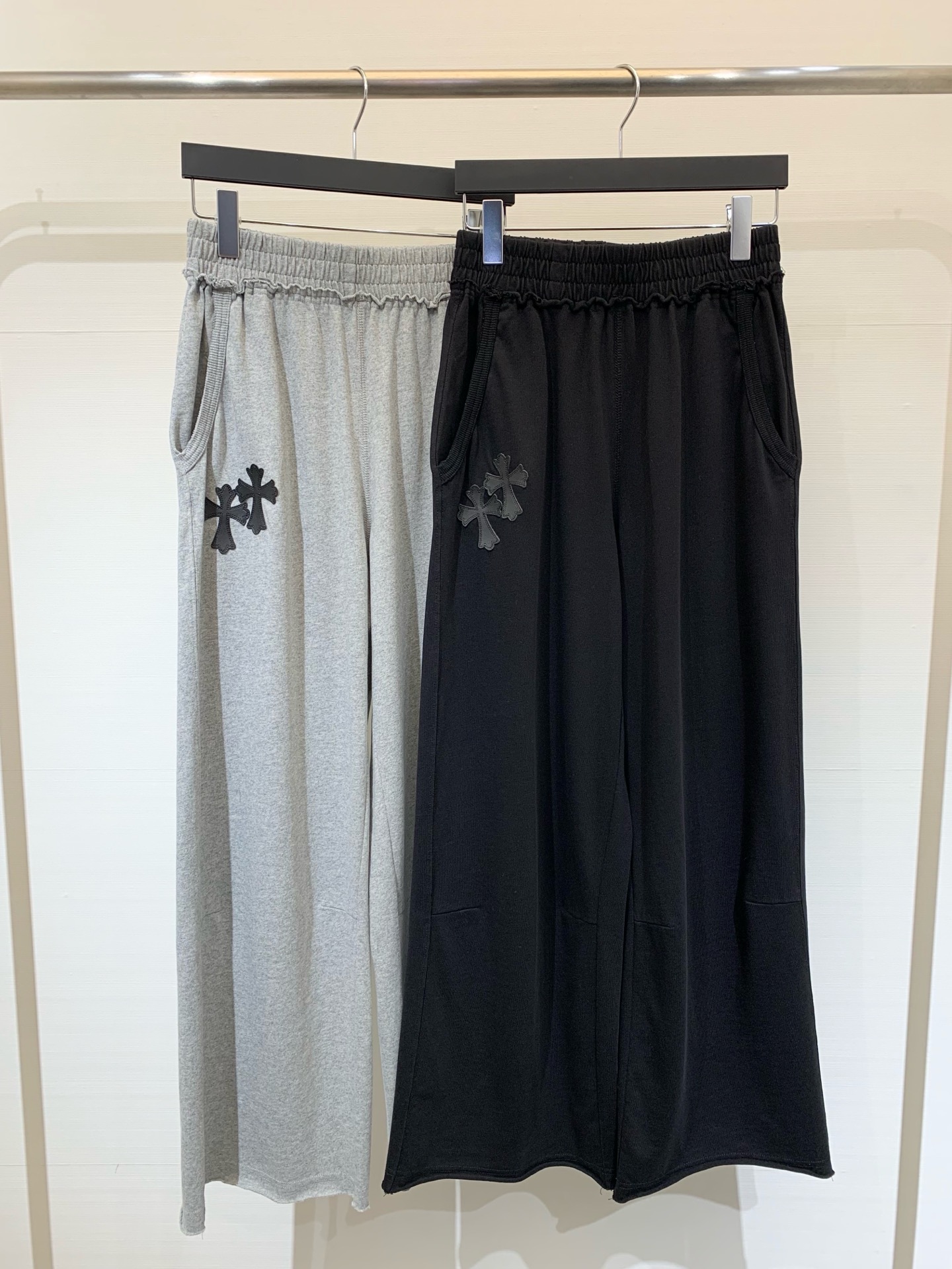NO:462292,CH Croxin 25 early autumn new style cross-stitch logo casual trousers are made of soft cotton fabric Simple design with unique black pattern not only adds a sense of fashion Two-color SML, chrome hearts, alexander wang19860909CH克罗心 25早秋新款 十字绣Logo休闲长裤 采用柔软的棉质面料 简约的设计搭配独特的黑色图案 不仅增添了时尚感 两色SML,,chrome hearts,alexander wang,Women's clothing