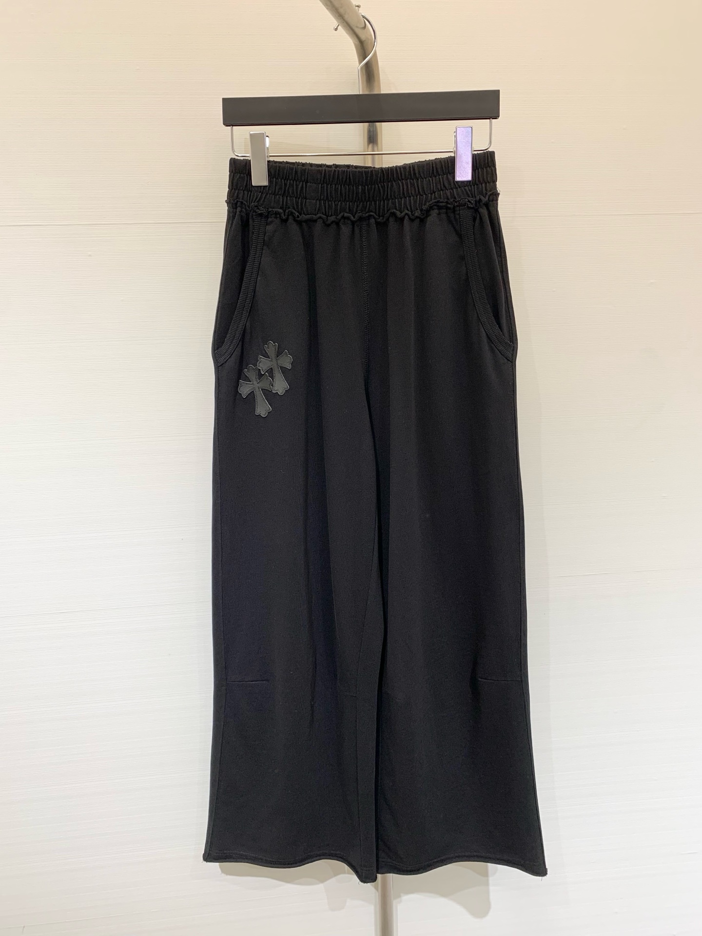 NO:462303,CH Croxin 25 early autumn new style cross-stitch logo casual trousers are made of soft cotton fabric Simple design with unique black pattern not only adds a sense of fashion Two-color SML, chrome hearts, alexander wang19860909CH克罗心 25早秋新款 十字绣Logo休闲长裤 采用柔软的棉质面料 简约的设计搭配独特的黑色图案 不仅增添了时尚感 两色SML,,chrome hearts,alexander wang,Women's clothing