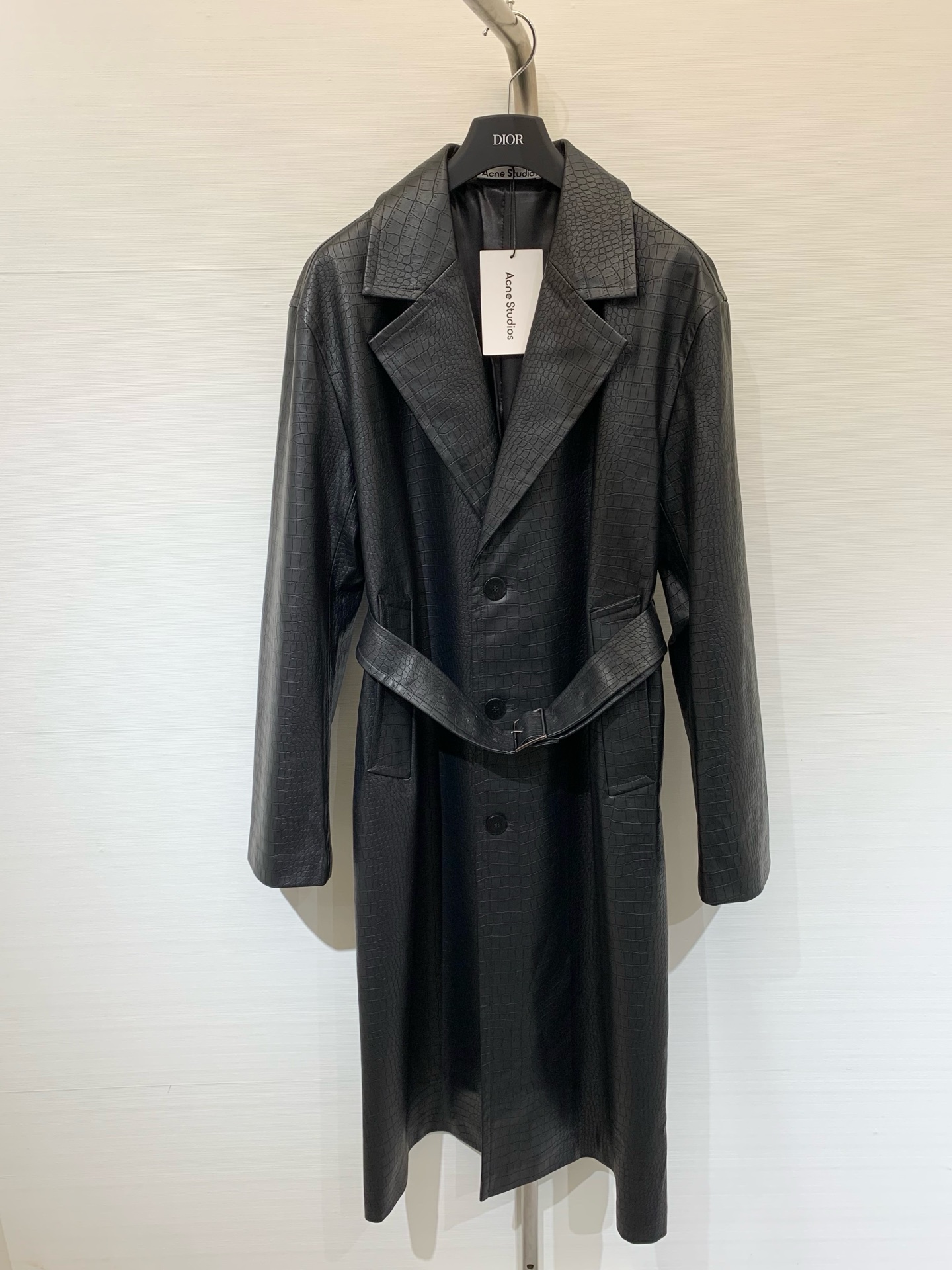 NO:462312,Acnestudios 25 autumn and winter series crocodile leather belt windbreaker jacket dark plaid old-fashioned style protein soft leather material soft texture comfortable and high-end long windbreaker style full aura suit lapel three-dimensional tailoring clean and neat handsome and capable sm,acne studios,dior,jackets & coats,business suit,crocodile skin,alexander wang19860909配防尘袋Acnestudios 25秋冬系列款 鳄鱼皮革腰带风衣外套 暗格纹老钱风 蛋白质软皮材质 质地柔软顺滑舒适高级 长款风衣版型 气场全开 西装翻领 立体剪裁干净利落 帅气干练 码数sm,,acne studios,dior,jackets & coats,business suit,crocodile skin,alexander wang,Women's clothing