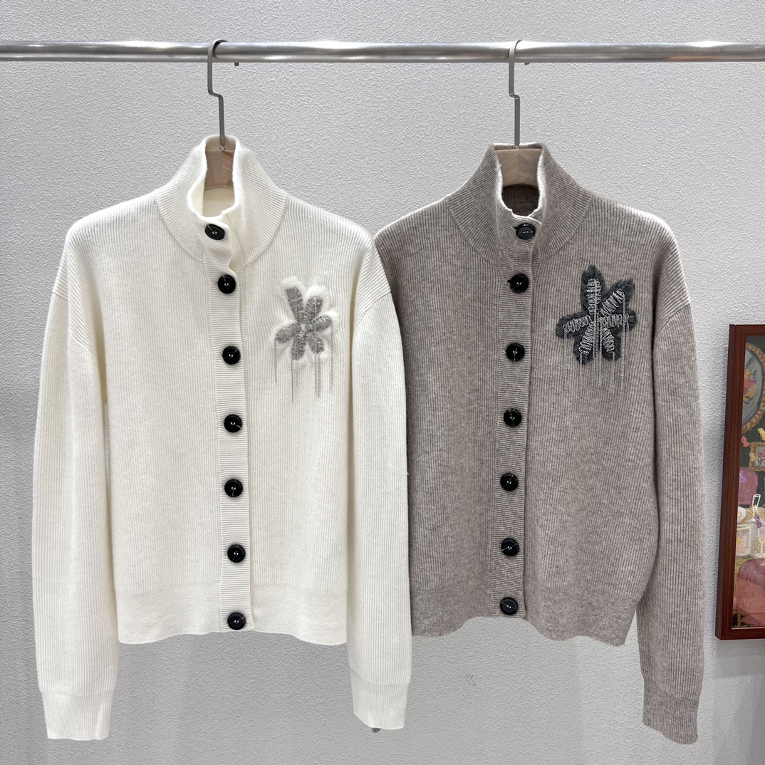 NO:463378,BC 25 autumn and winter new style, flower beaded stand-collar button cashmere sweater cardigan yb custom cashmere fabric, chest heavy work pure hand-embroidered bead chains, customized buttons, cashmere material soft and delicate, casual and fashionable style, single-wearing layering match, white camel SML,,alexander wang19860909BC 25秋冬新款 花朵珠饰立领纽扣羊绒衫开衫 yb定制山羊绒面料 胸前重工纯手工绣花钉珠链 定制纽扣 羊绒材质面料柔软细腻 版型休闲时尚百搭 单穿叠穿搭配 白色 驼色 SML,,alexander wang,Women's clothing