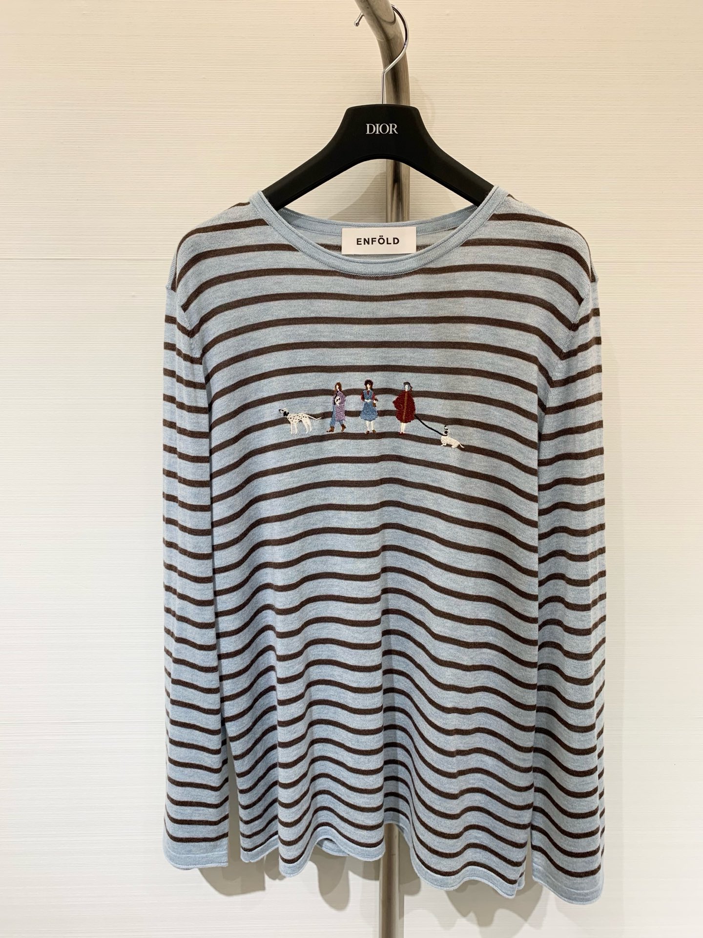 NO:464874,ENFLD 25SS Autumn new model, heavy worker puppy embroidery striped round neck knitted long sleeves, exquisite embroidery handle pattern, agile and playful, no mistakes can be made no mistakes, full of atmosphere on the upper body, full of love, super versatile, two-color SML, alexander wang19860909ENFLD 25SS 秋季新款 重工人物小狗刺绣条纹圆领针织长袖 精致绣把图案神态拿捏 灵动又俏皮 怎么搭都不会出错 上身氛围感拉满 一整个爱住了 超级百搭 两色SML,,alexander wang,Women's clothing