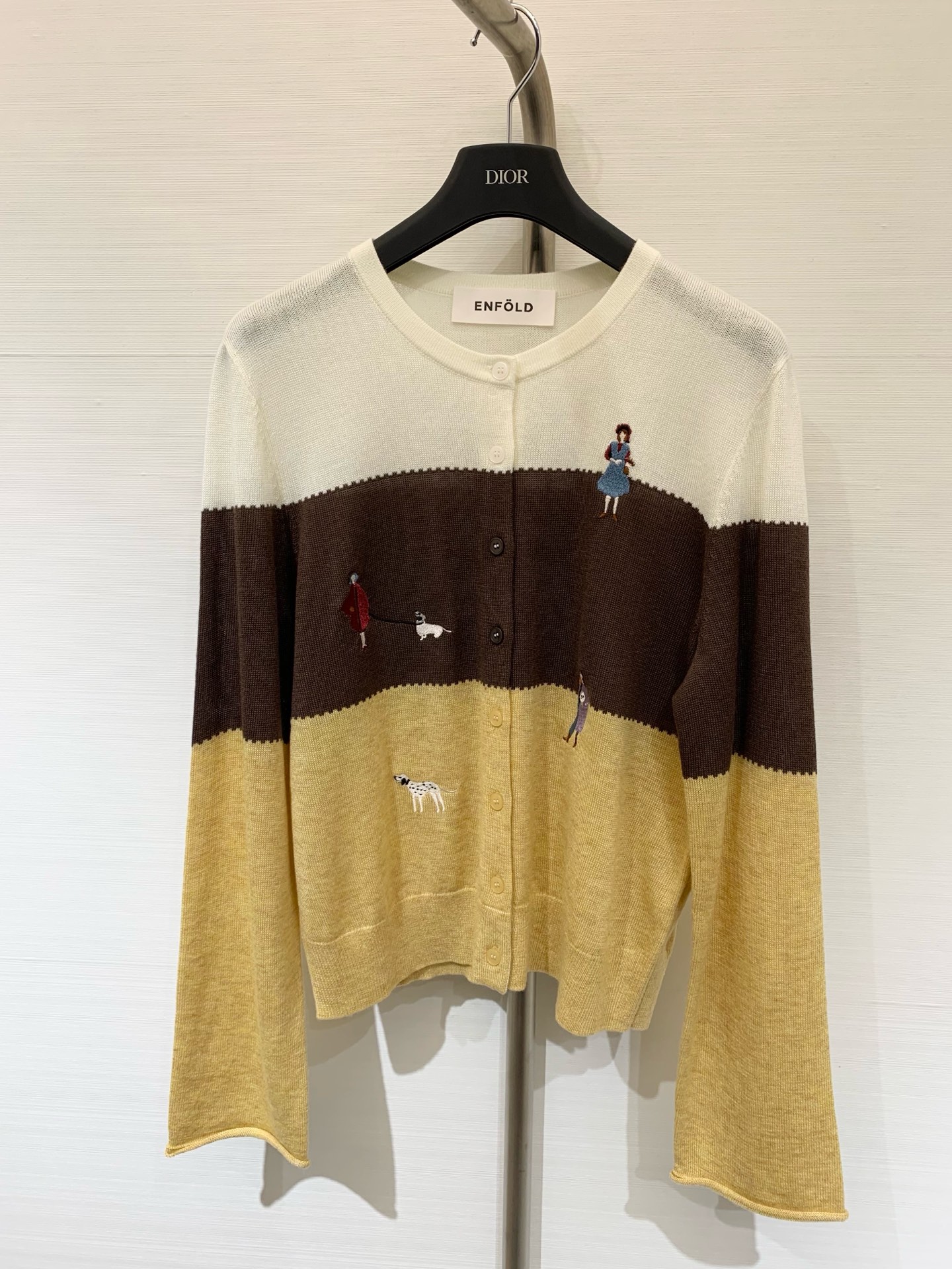 NO:464881,ENFLD 25SS Autumn Series Heavy Working Character Puppy Embroidery Striped Round-neck Knit Cardigan Exquisite Embroidery Handle Pattern and Demeanor, Agile and Playful, You won’t make any mistakes when you match it, The atmosphere of the upper body is full, I love it all, Super versatile, Two-color SML,,alexander wang19860909ENFLD 25SS 秋季系列款 重工人物小狗刺绣条纹圆领针织开衫 精致绣把图案神态拿捏 灵动又俏皮 怎么搭都不会出错 上身氛围感拉满 一整个爱住了 超级百搭 两色SML,,alexander wang,Women's clothing